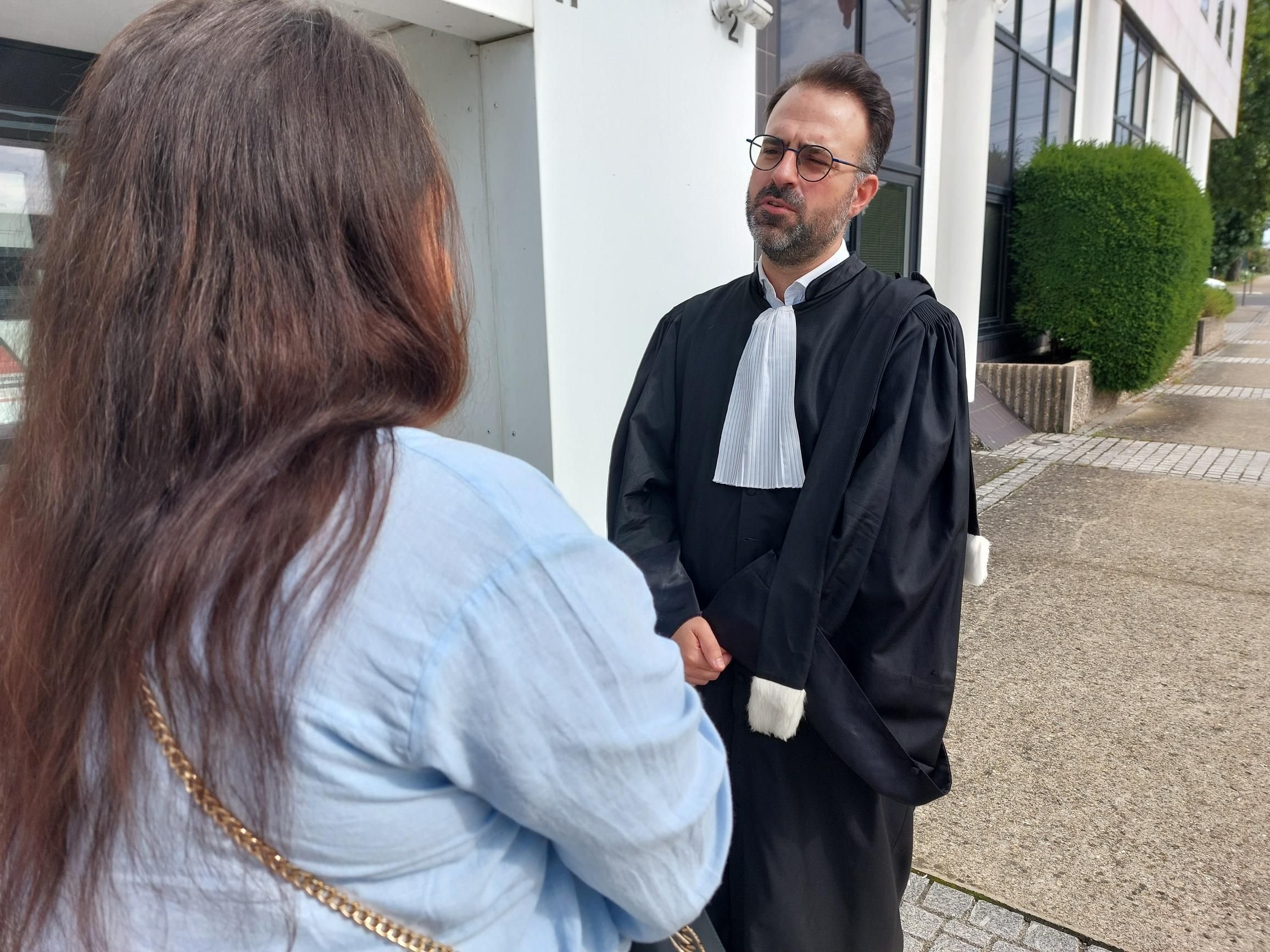 Pontoise, le 6 septembre. Gina (ici avec son avocat, Me Raphaël Cabral) a été débouté par le tribunal administratif. La mère de famille avait déposé un recours demandant l'annulation de la décision de la ville d'Herblay, qui a refusé d'inscrire au centre de loisirs ses enfants. LP/Christophe Lefèvre