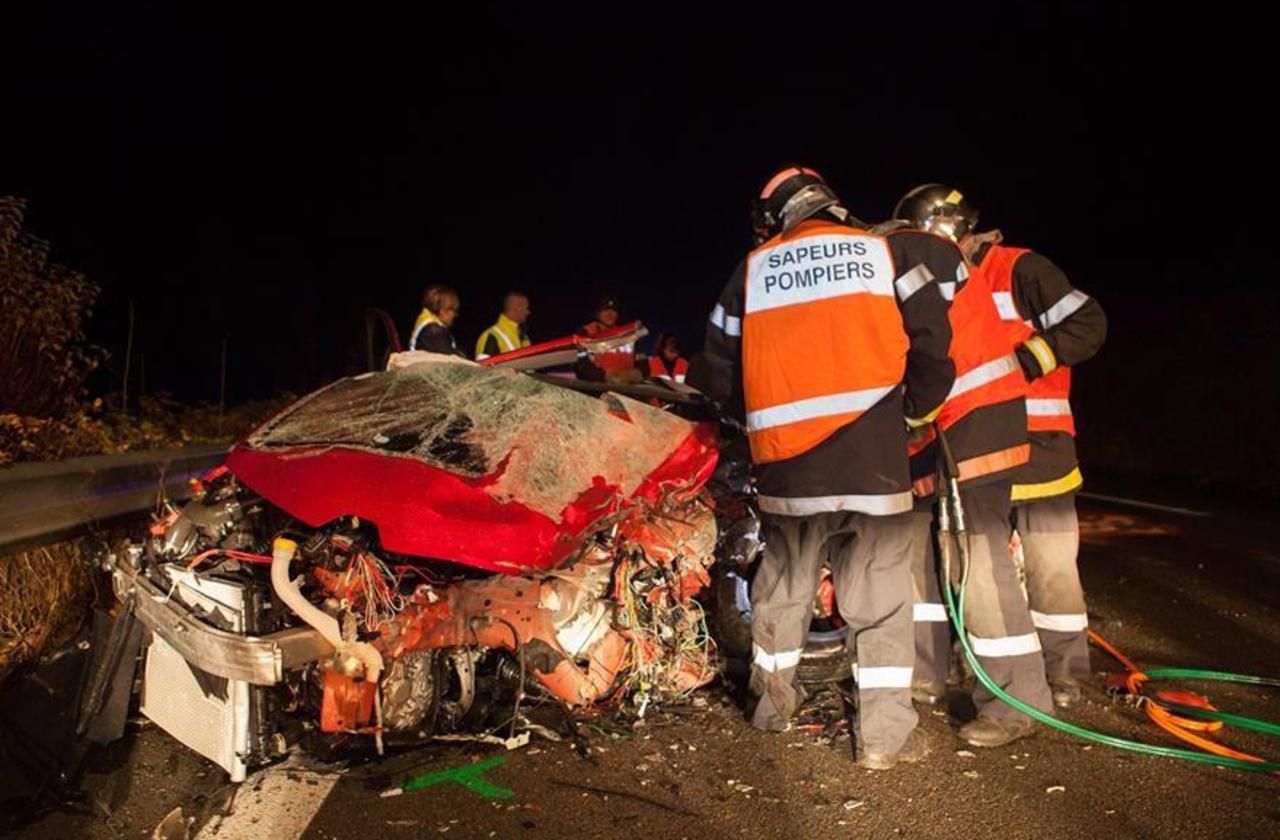 <b></b> Bonneuil-les-Eaux, vendredi. Le conducteur de la Clio qui a percuté de face un poids lourd sur l’A16 est décédé sur le coup.