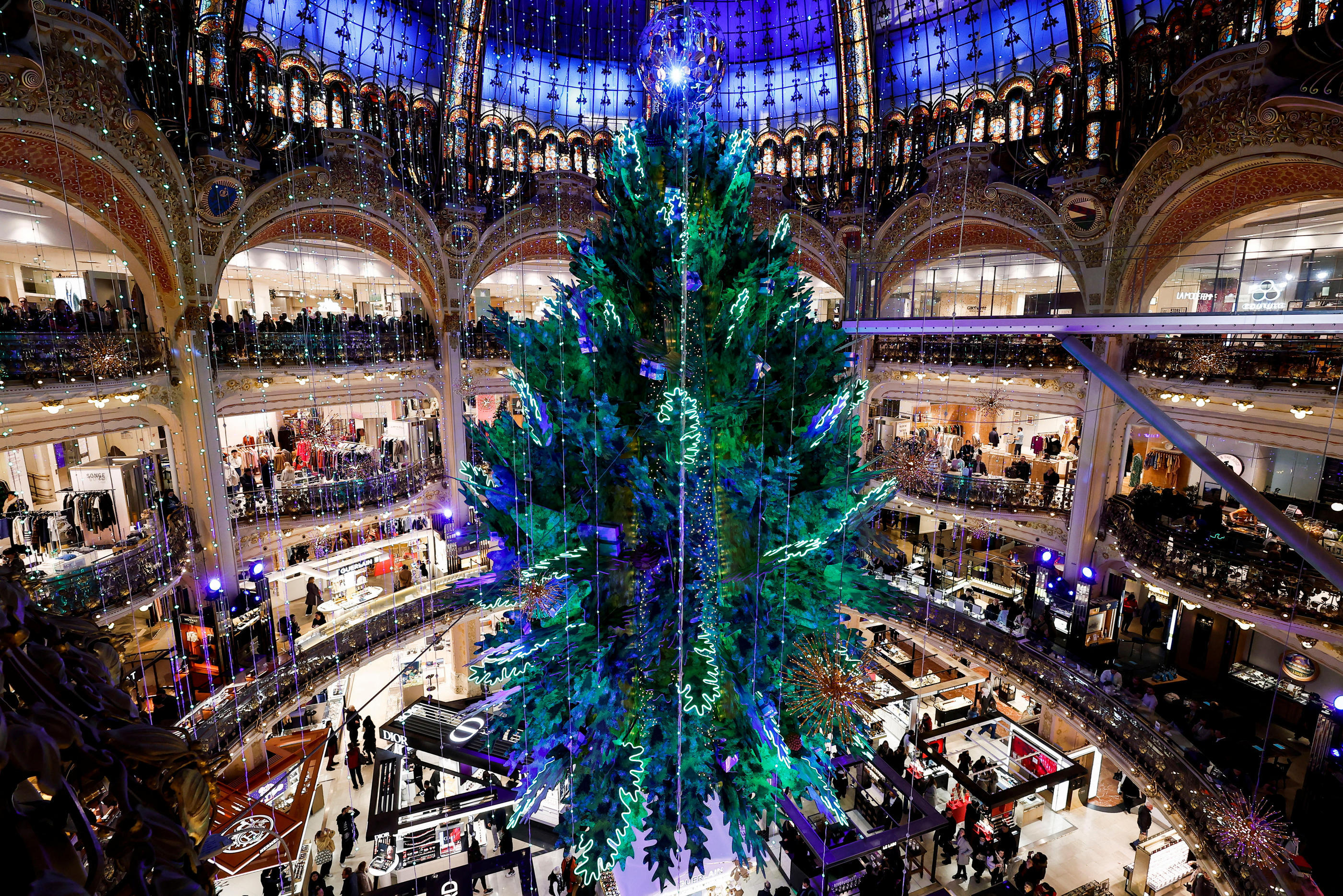 L'arbre de Noël géant des Galeries Lafayette mesure 15 m de haut, pour un diamètre de 8 m à la base et pèse 5 tonnes. REUTERS/Benoit Tessier