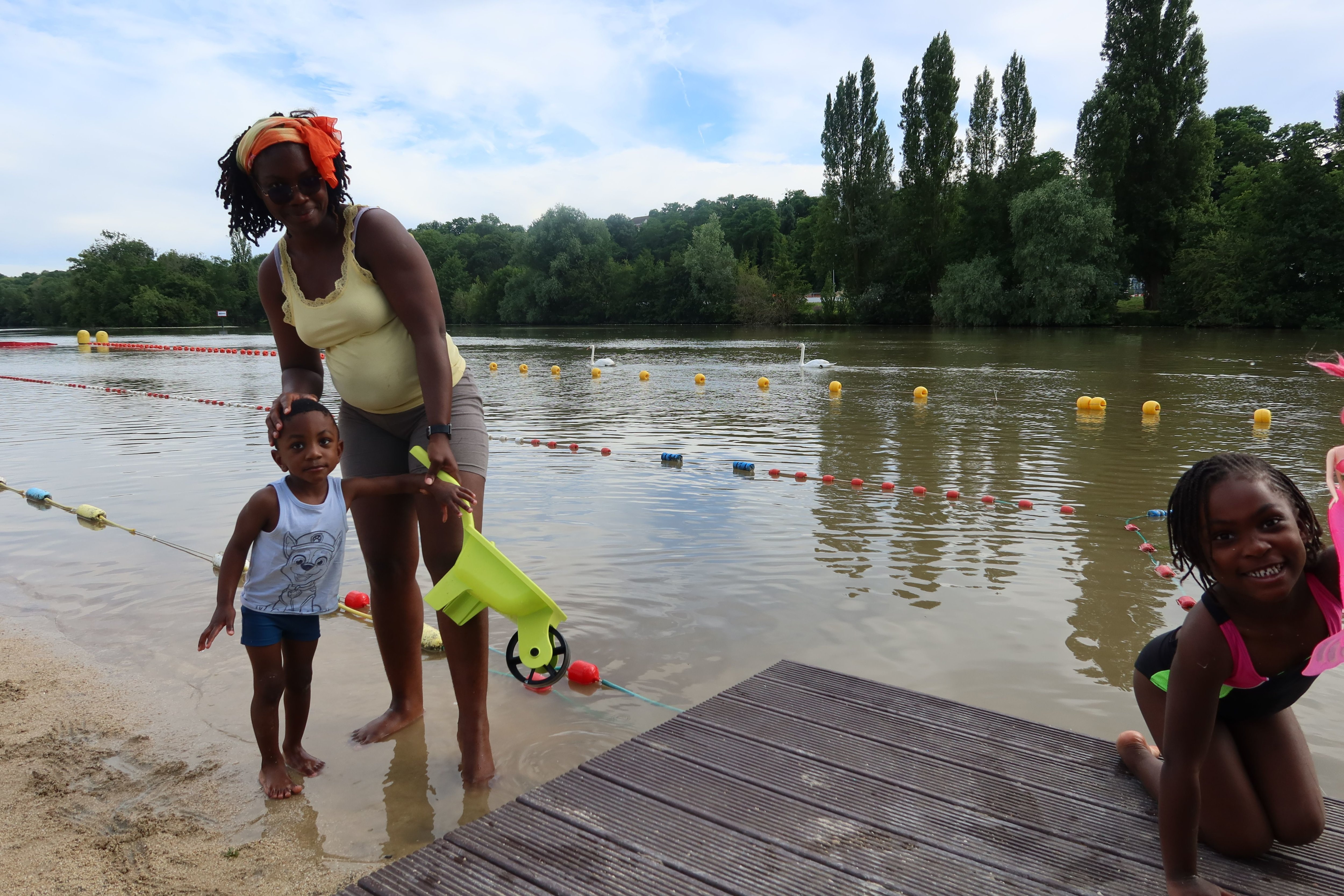 Meaux, vendredi 5 juillet 2024. Le seul site de baignade en eau vive en Île-de-France ouvre ce samedi. Baptisé désormais "Meaux les Bains", ce site existe depuis 2007. Gisèle a hâte que la plage rouvre pour qu'ils puissent se baigner en toute sécurité. Ce vendredi, ils se limitaient à tremper les pieds. LP/Sébastien Roselé