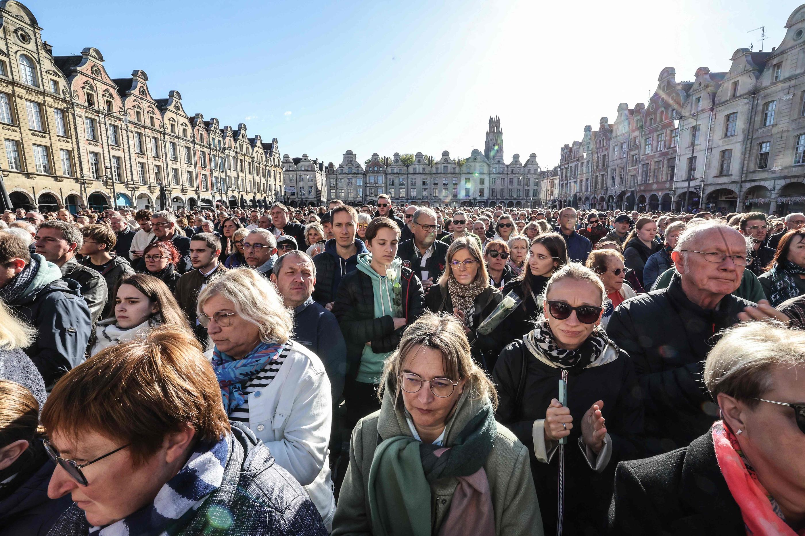 Quelque 5 000 personnes se sont rassemblées dimanche matin au pied du beffroi à Arras (Pas-de-Calais) pour rendre hommage à Dominique Bernard, le professeur de français poignardé à mort lors de l'attentat de vendredi. AFP/Denis Charlet
