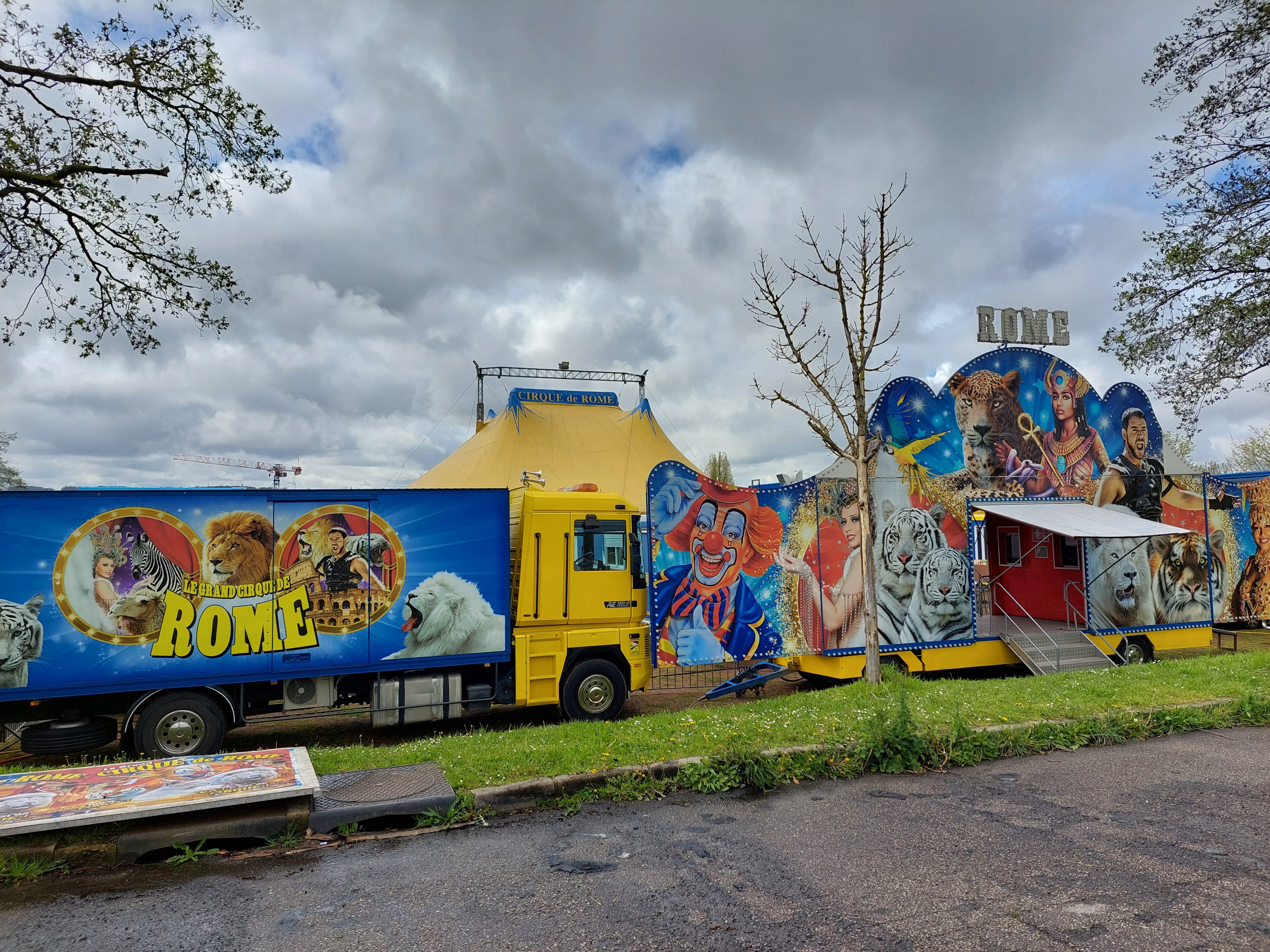 Limay (Yvelines), ce samedi 30 mars. Le grand cirque de Rome a élu domicile sur la place des Fêtes pour le week-end de Pâques. LP/Virginie Wéber
