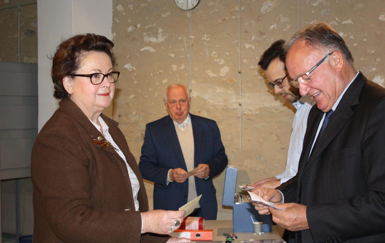 <p><strong>Auffargis (Yvelines), ce dimanche.</strong> Christine Boutin, fondatrice du parti Chr&eacute;tien d&eacute;mocrate (PCD), a vot&eacute; en faveur de Marine Le Pen &agrave; Auffargis. Un vote &laquo; &agrave; prendre avec des pincettes &raquo;, demande la conseill&egrave;re d&eacute;partementale de Rambouillet.</p>