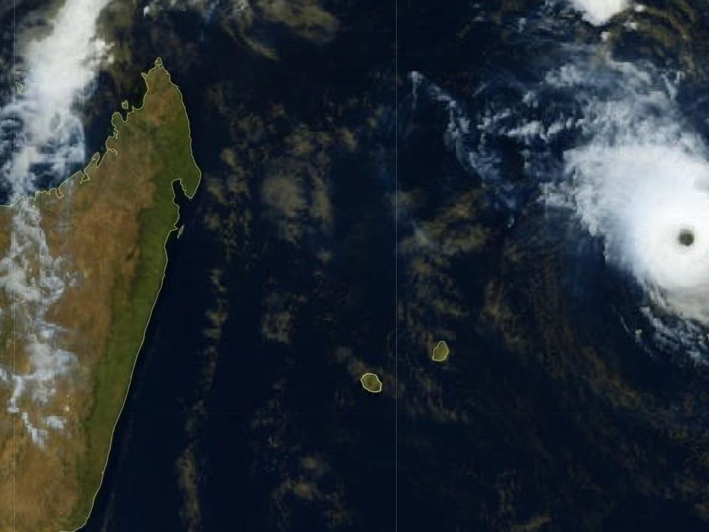Cette photo satellite prise ce dimanche matin montre le cyclone Freddy se rapprochant de Maurice, La Réunion et Madagascar. Météo France