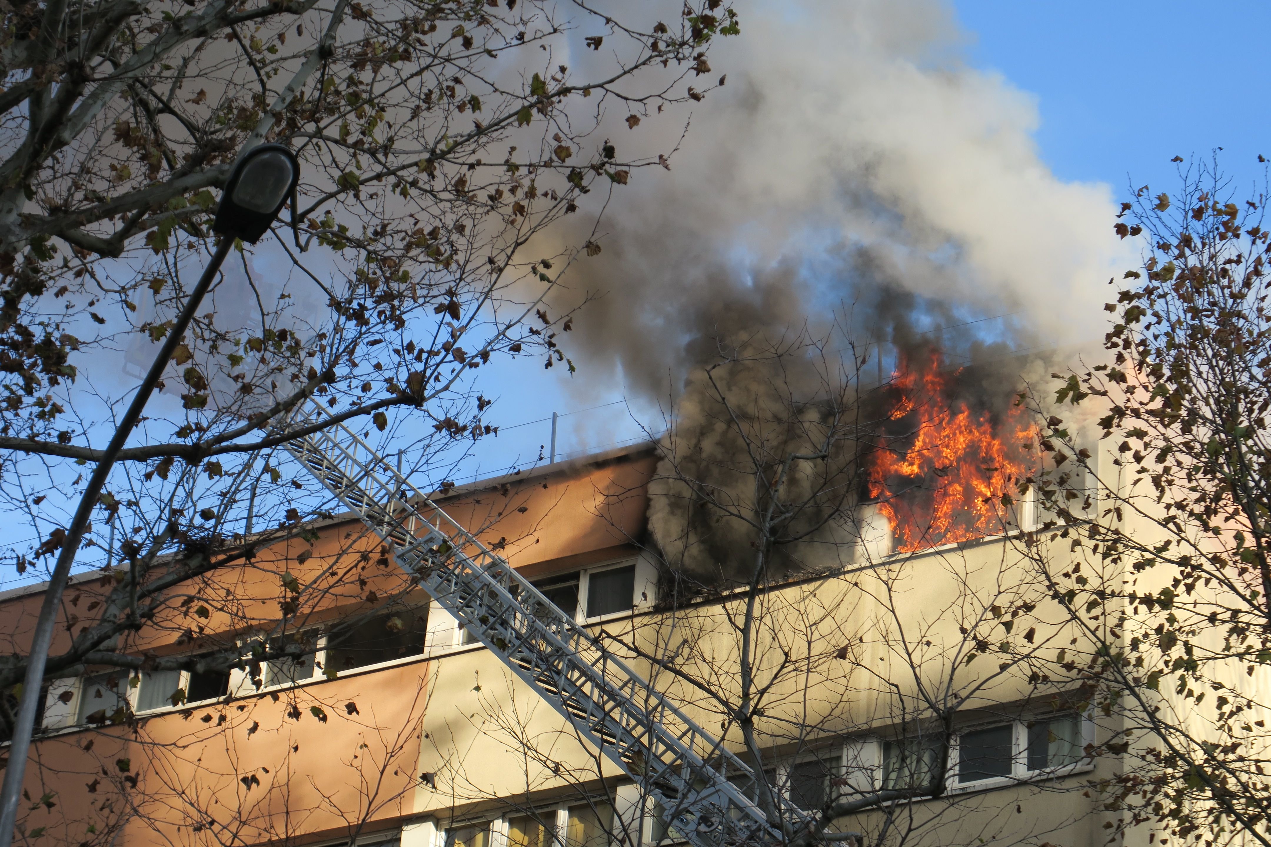Créteil, le 13 décembre 2022. Le feu s'est déclaré dans deux appartements de 20 m2 au 5e et dernier étage de cette vaste résidence, avenue du Général-de-Gaulle, près de l'hôpital Henri-Mondor et de la CAF du Val-de-Marne. LP/Marine Legrand