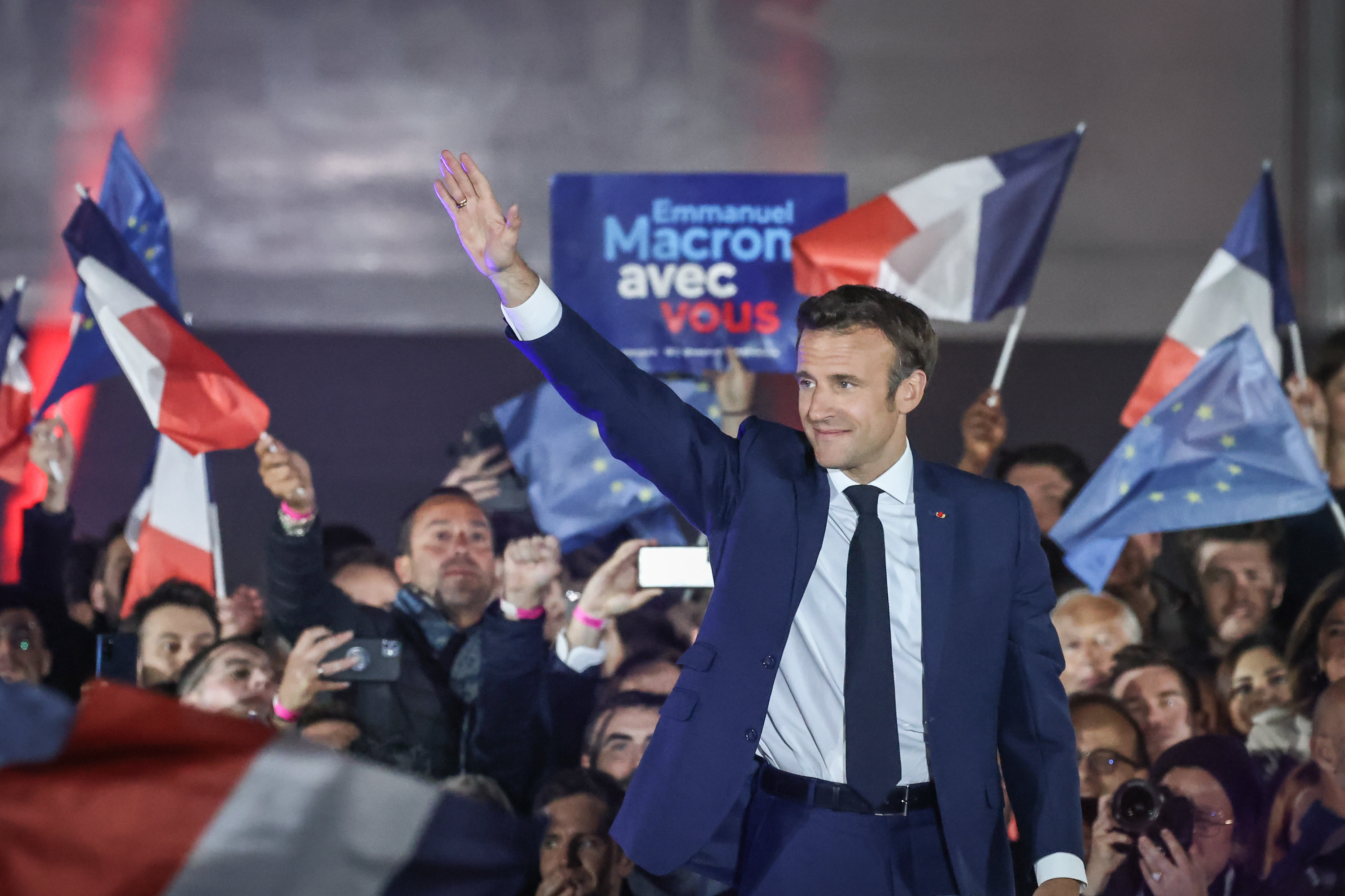 Emmanuel Macron ici sur le Champ-de-Mars avec ses sympathisants. LP / Fred Dugit