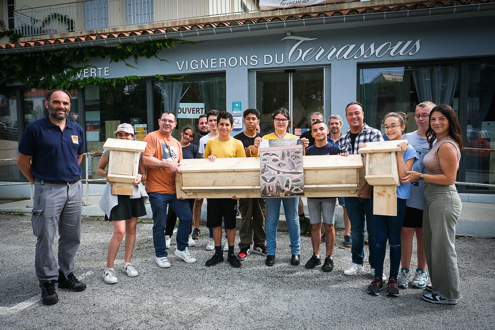 Les élèves de la classe Ulis du collège Le Ribéral de Saint-Estève (Pyrénées-Orientales) a livré les douze nichoirs à chauves-souris réalisés au cours de l'année. LP/Yann Kerveno