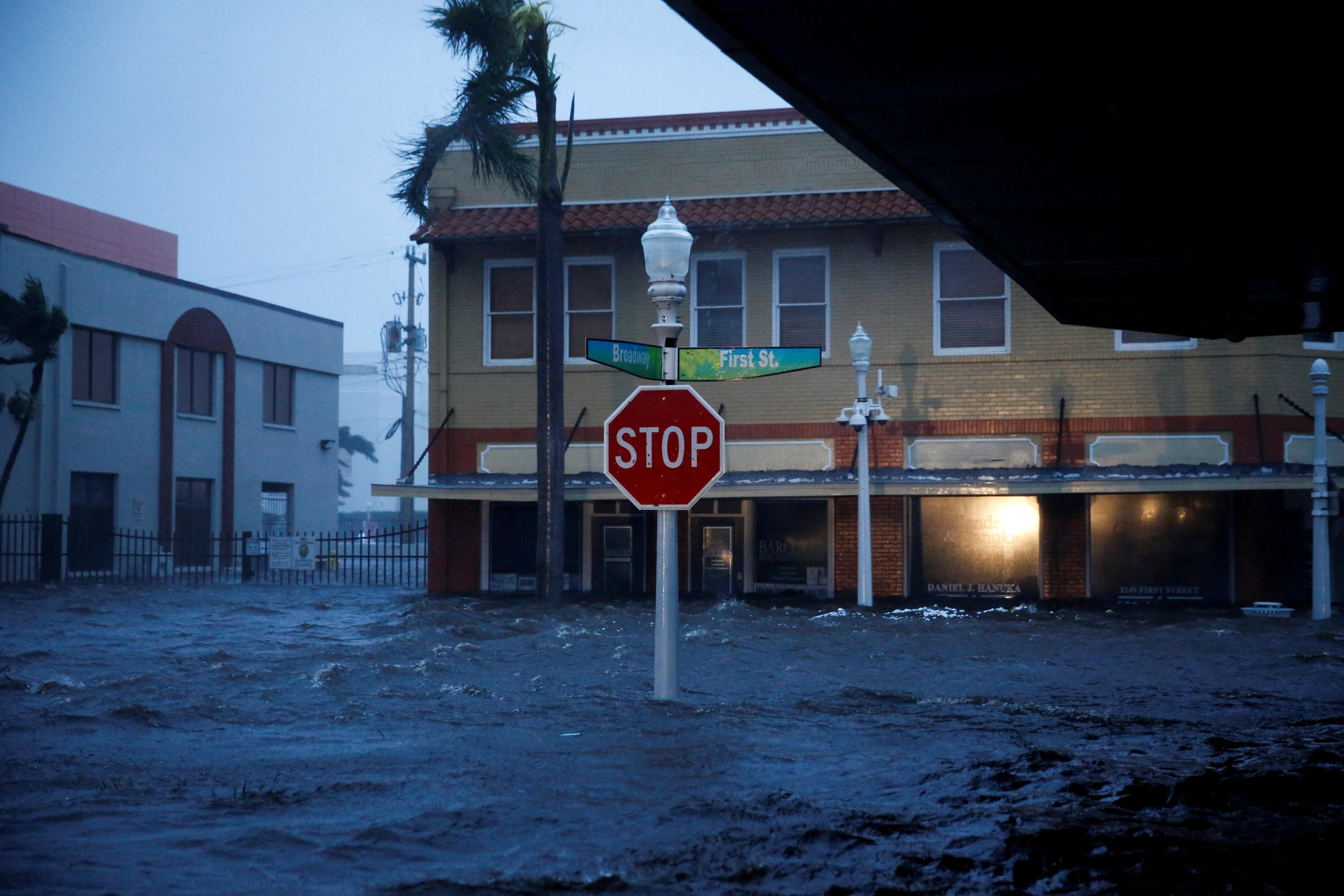Une rue du centre-ville de Fort Myers inondée, alors que l'ouragan Ian frappe le sud-ouest de la Floride, aux États-Unis le 28 septembre 2022. Reuters/Marco Bello