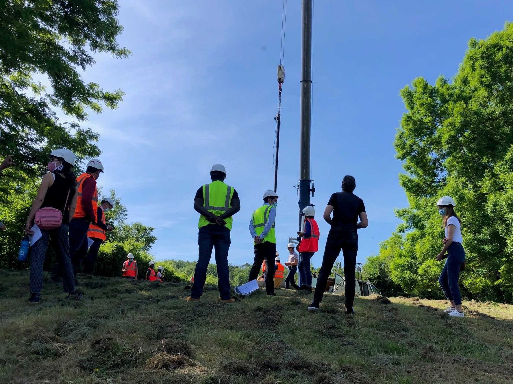 Milly-la-Forêt, mercredi 9 juin 2021. Pour contrôler l'état du forage, une grue géante a été mobilisée. LP/Florian Garcia