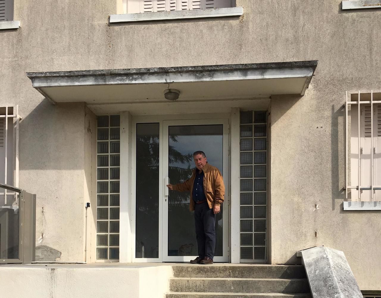 <b></b> Lorrez-le-Bocage-Préau, le 22 septembre. André Sautereau lors d’une visite de présentation des travaux déjà réalisés dans l’ancienne gendarmerie, transformée en maison médicale. 