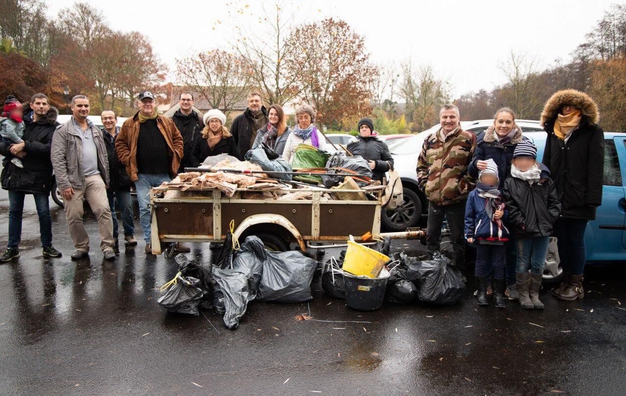 <b></b> Les membres de l’association des Marcheurs Cueilleurs, créée par Michaël Le Saulnier à Bullion, organisent depuis septembre des balades au cours desquelles ils ramassent les déchets sur leur chemin.