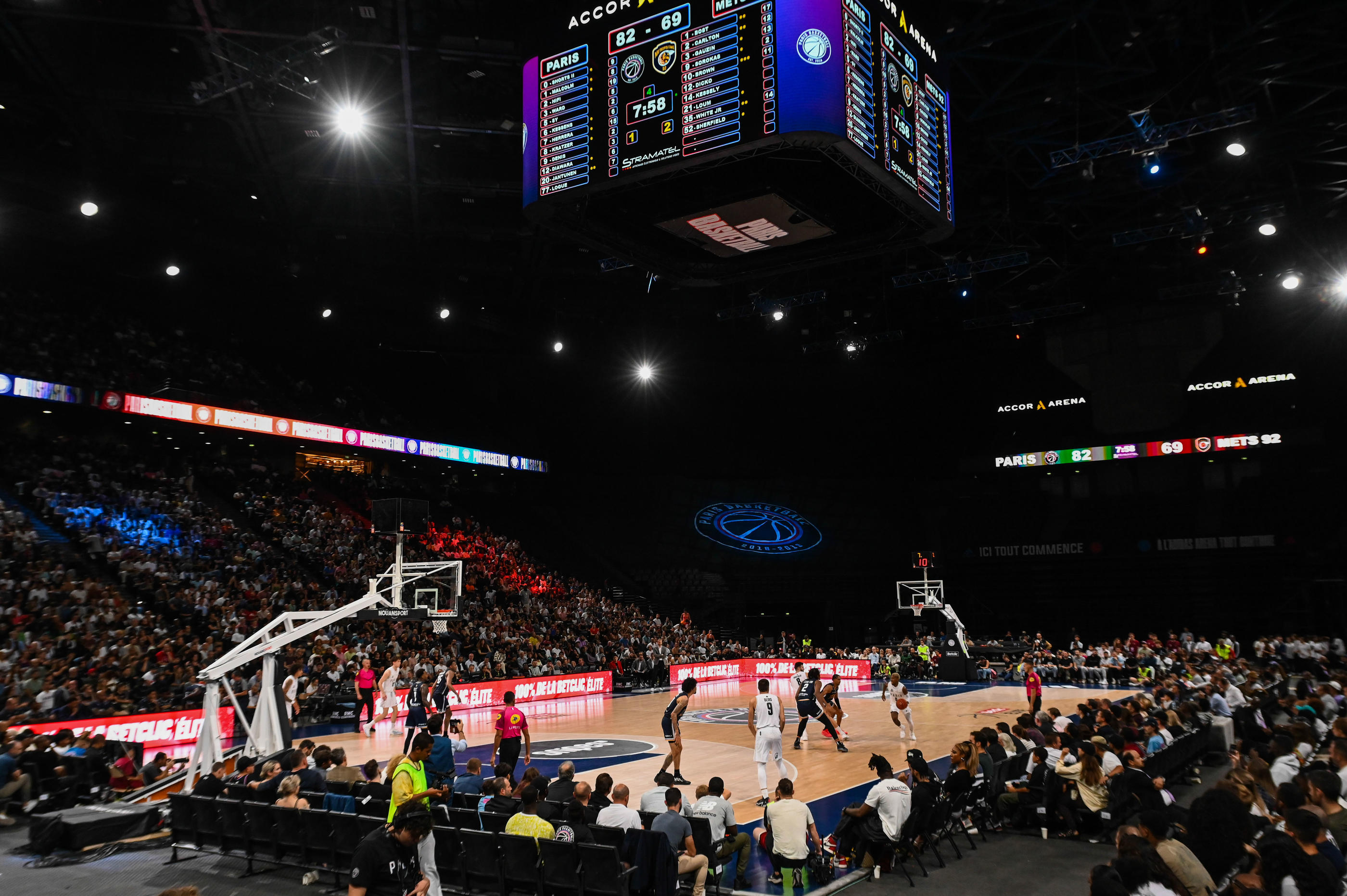 Lors du match aller, le 8 octobre 2023 à l'Accor Arena, le Paris Basketball s'était imposé 93-86 face aux Metropolitans 92. Icon Sport/Herve Bellenger