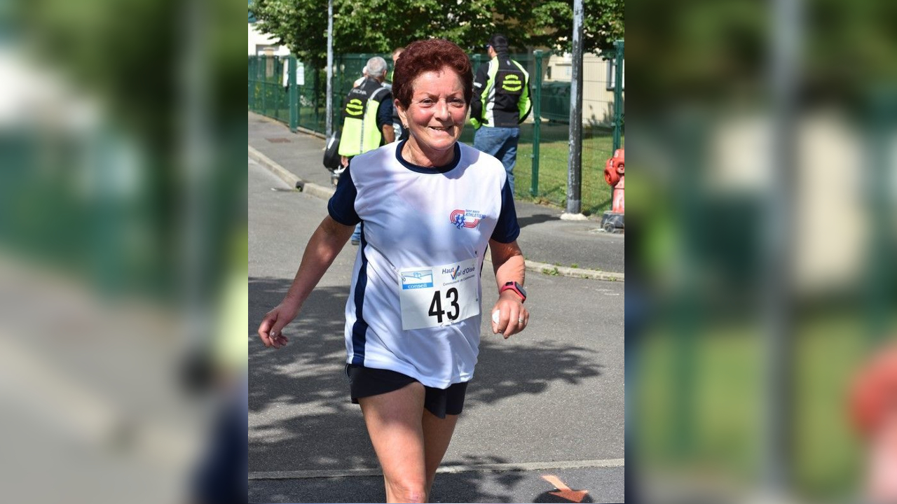 Barbara Humbert vient de battre le record du monde de sa catégorie des 24 heures de course à pied, à 82 ans. Elle espère participer au marathon des JO 2024. /Julien Bigorne