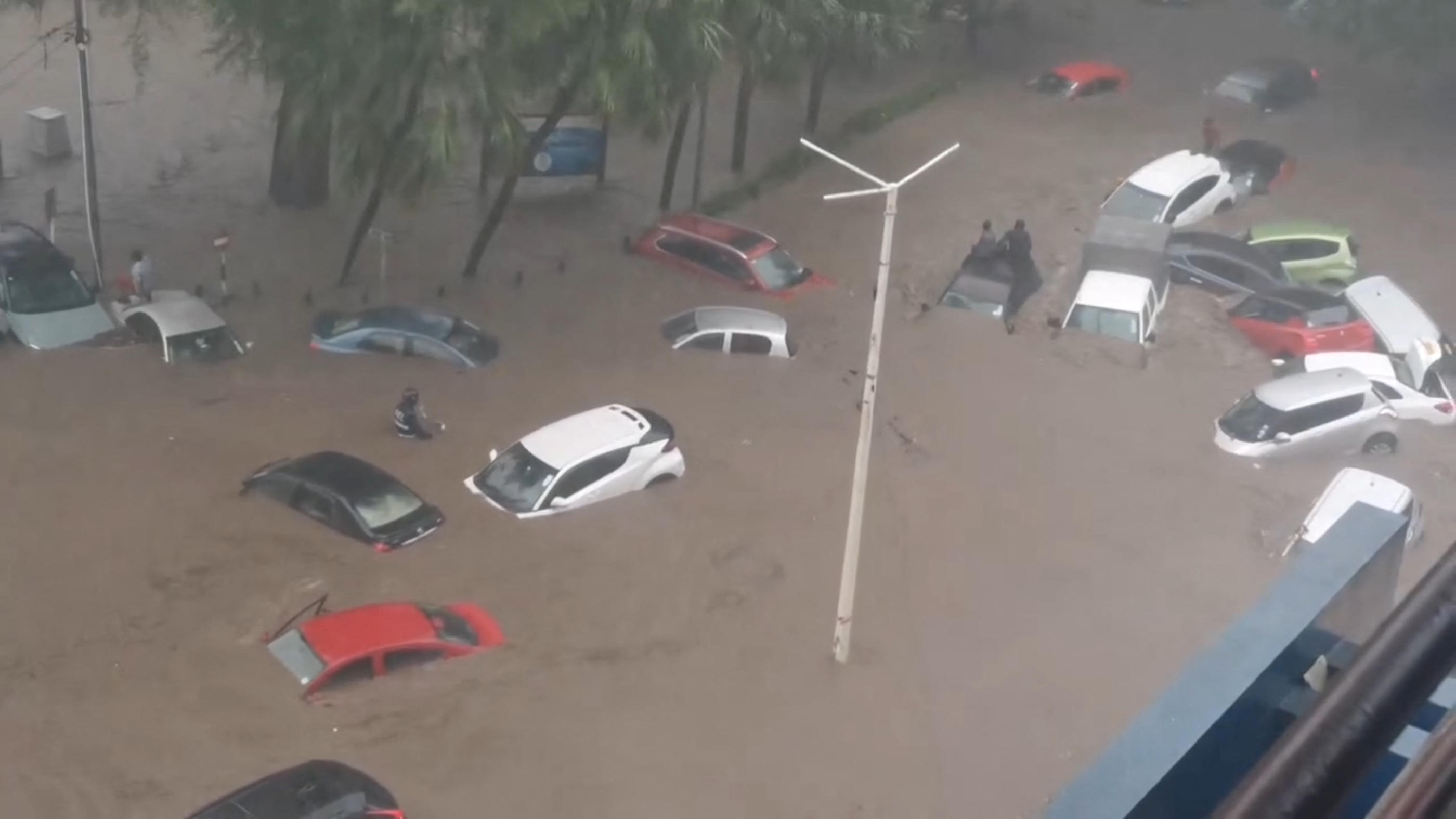 Le cyclone a provoqué une brutale montée des eaux à l'île Maurice, comme ici à Port Louis. Reuters/Intish Howlodhur
