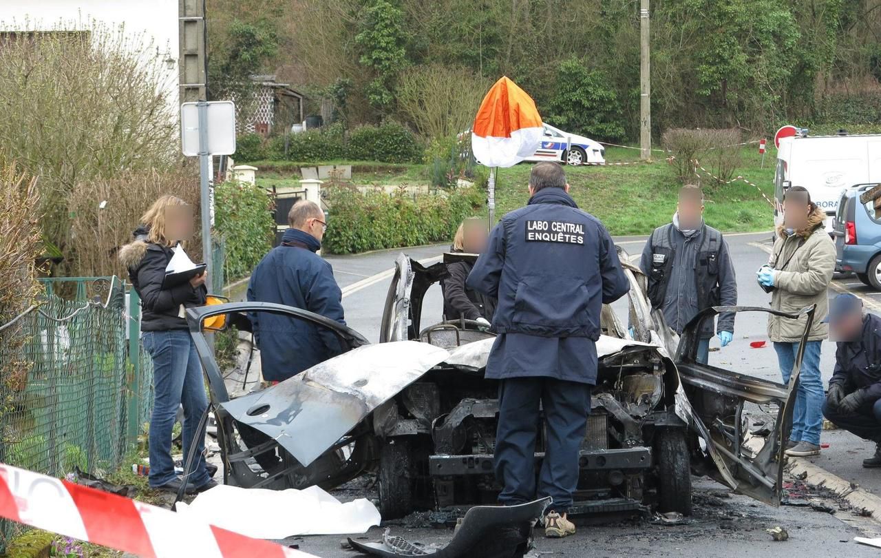 <p><strong>Saint-Loup-de-Naud, le 8 mars.</strong> Les enqu&ecirc;teurs de la brigade criminelle de Versailles ont &eacute;tudi&eacute; la carcasse de la voiture sous toutes les coutures.</p>