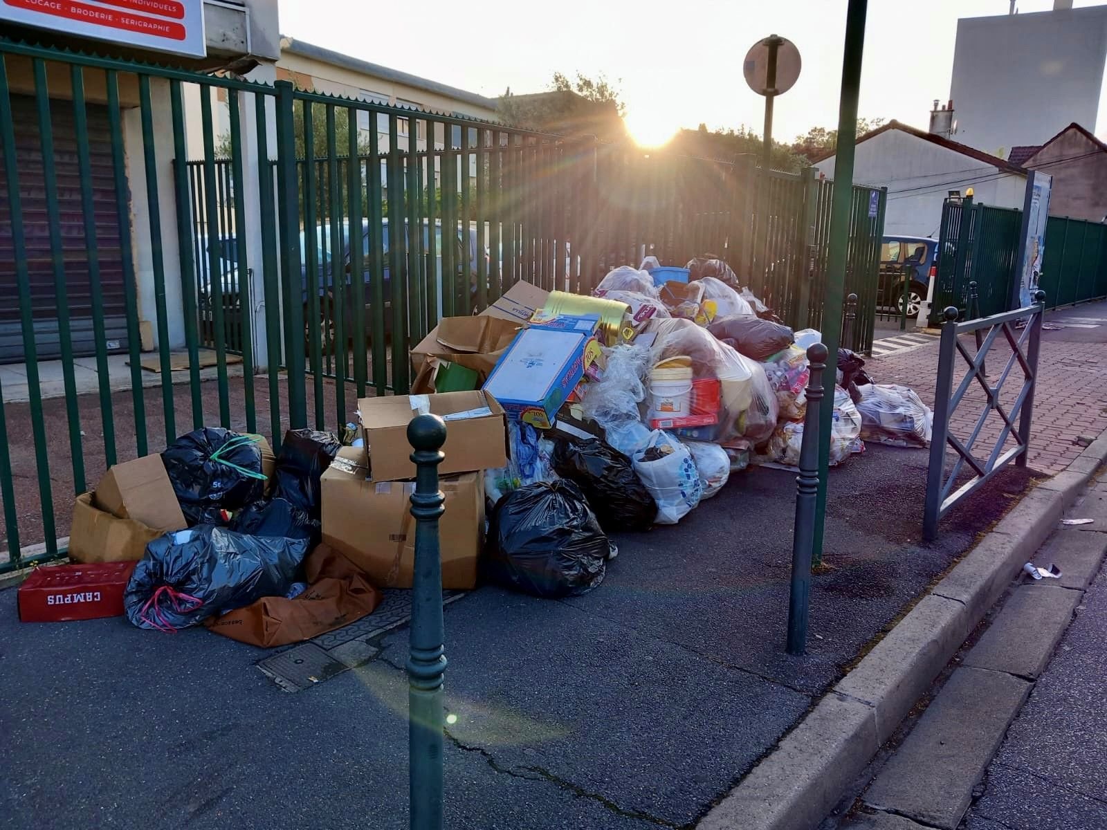 Villeneuve-la-Garenne (Hauts-de-Seine), octobre 2023. Chaque année, les agents de la ville récupèrent plus de 130 tonnes de dépôts sauvages dans les rues de la commune. DR
