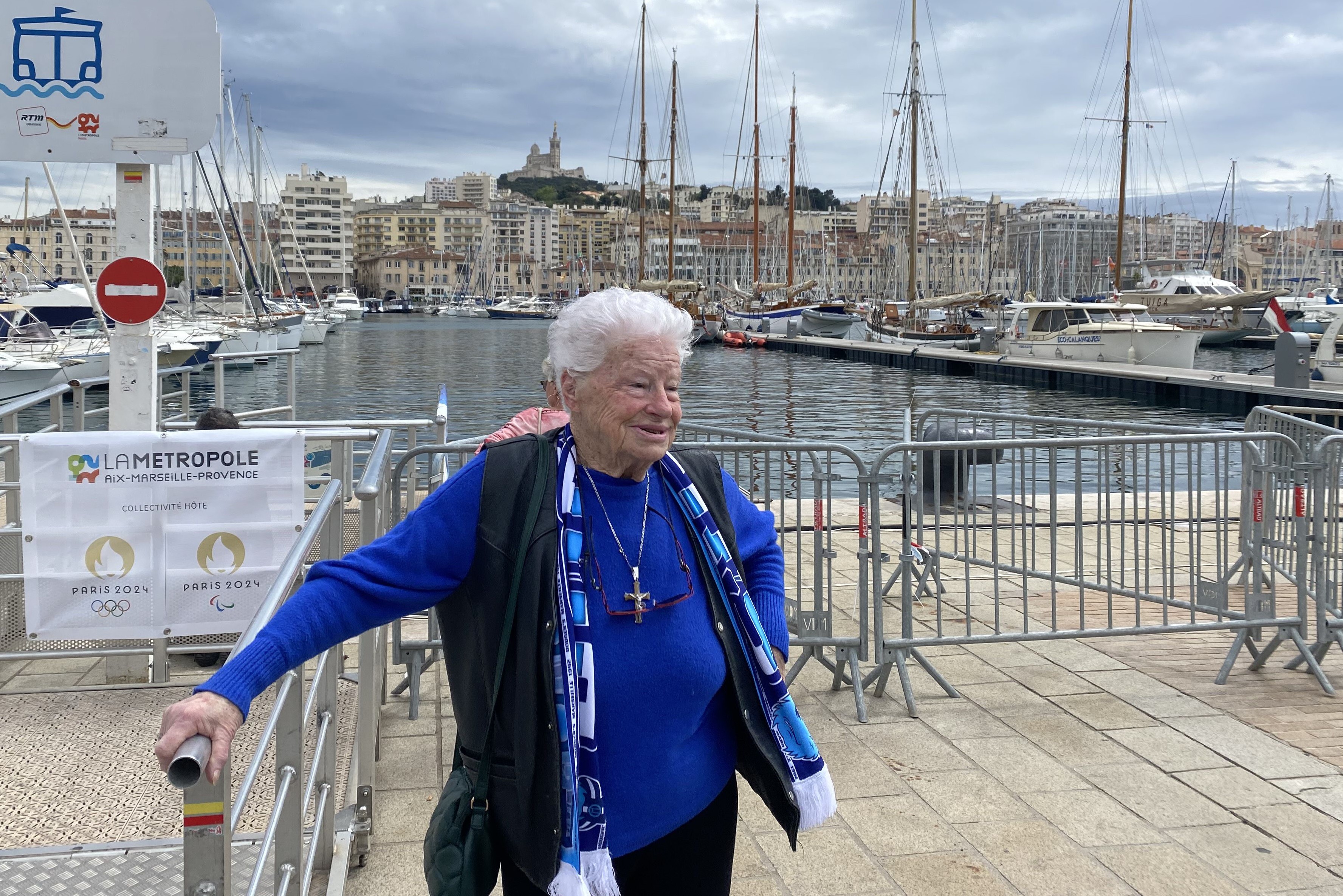 Marseille (Bouches-du-Rhône), ce mardi 7 mai. Colette Cataldo, 83 ans, écharpe des Dodger's autour du cou, s'apprête à porter la flamme olympique. LP/Xavier Condamine