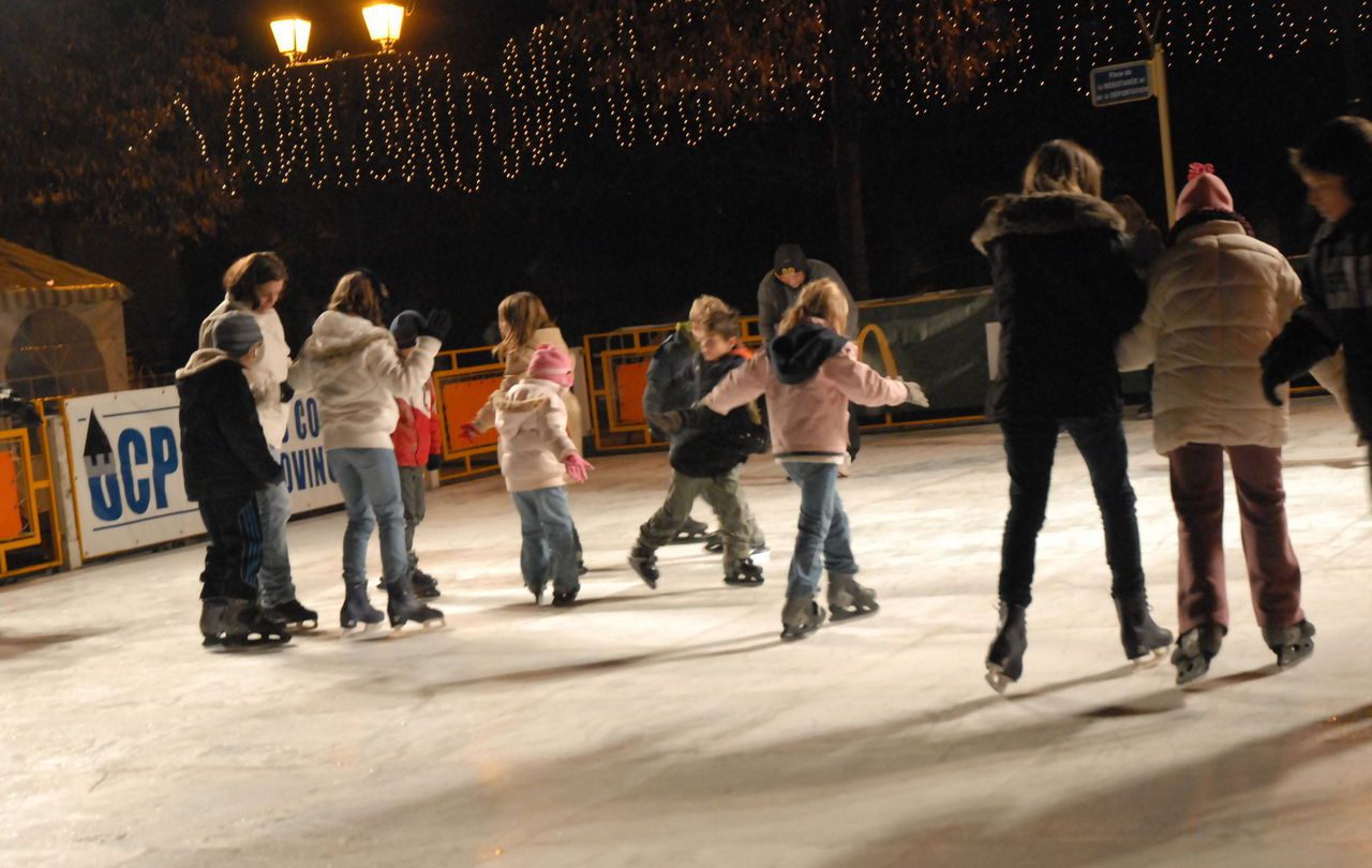 <b></b> Provins. Une patinoire en glace de 420 m2 est installée devant le centre culturel Saint-Ayoul. 