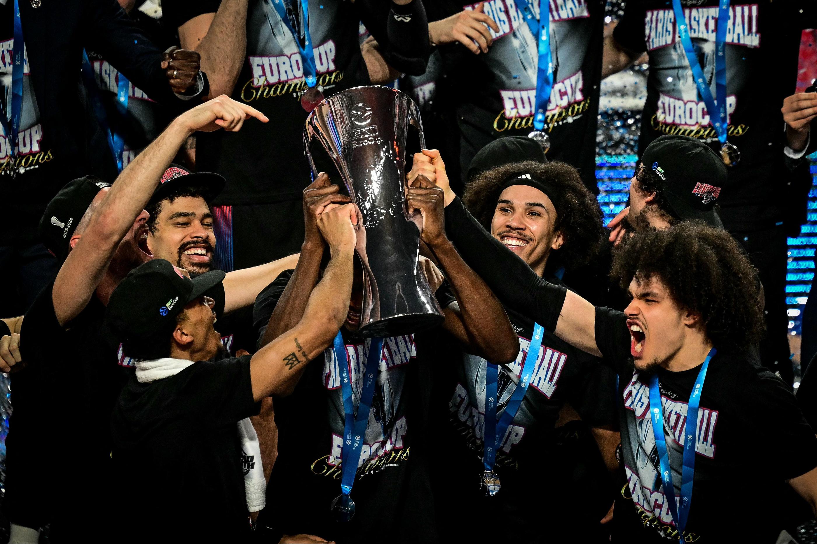 Les Parisiens soulèvent leur deuxième trophée de la saison et visent désormais le championnat. (Photo by OLIVIER CHASSIGNOLE / AFP)