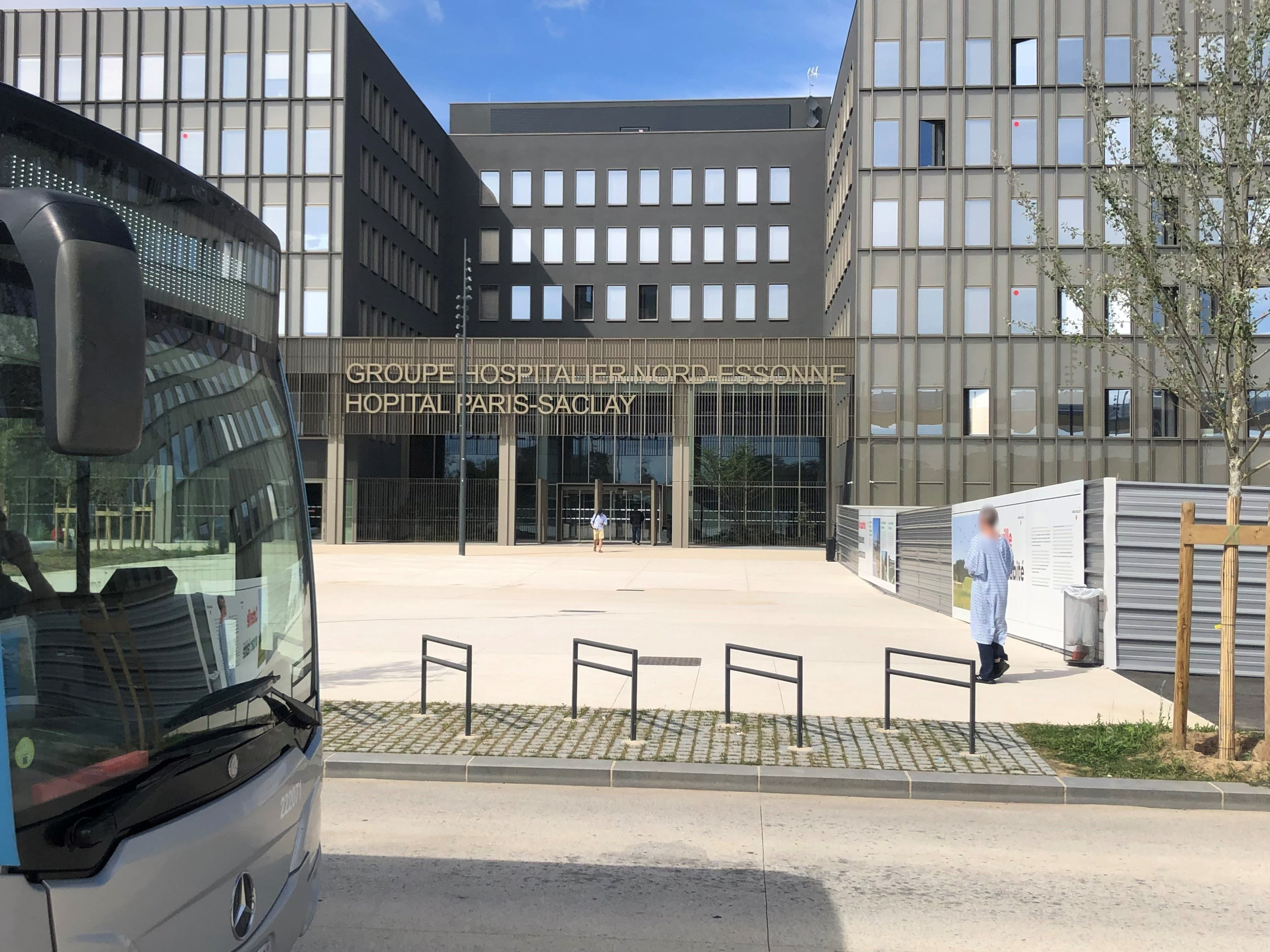 Orsay (Essonne), le 14 août. Pour faciliter l'accès à l'hôpital Paris-Saclay, les lignes de bus ont été renforcées. LP/Florian Garcia