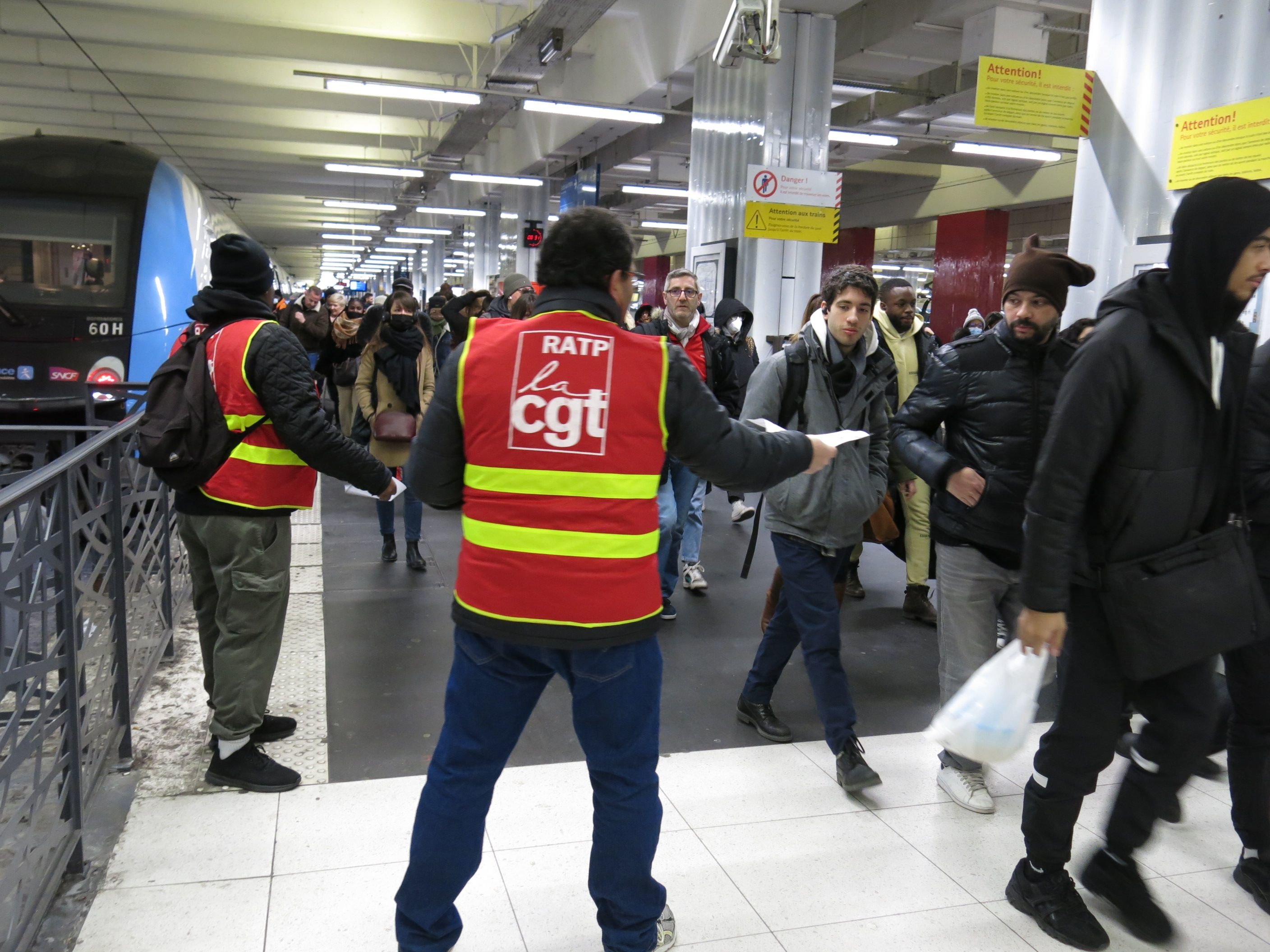 Gare du nord, Les militants de l'intersyndicale de la RATP distribuent des tracts à l'arrivée des trains de banlieue pour appeler tous les salariés à rejoindre la mouvement de grève. LP/Benoit Hasse