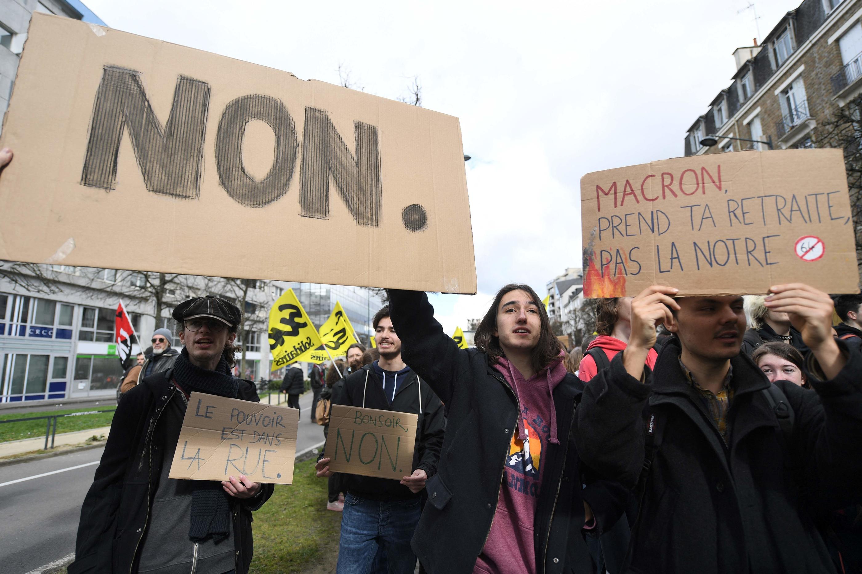 Le président Emmanuel Macron fait face à des accusations de comportement antidémocratique après avoir fait adopter la réforme des retraites sans vote parlementaire. JEAN-FRANCOIS MONIER / AFP