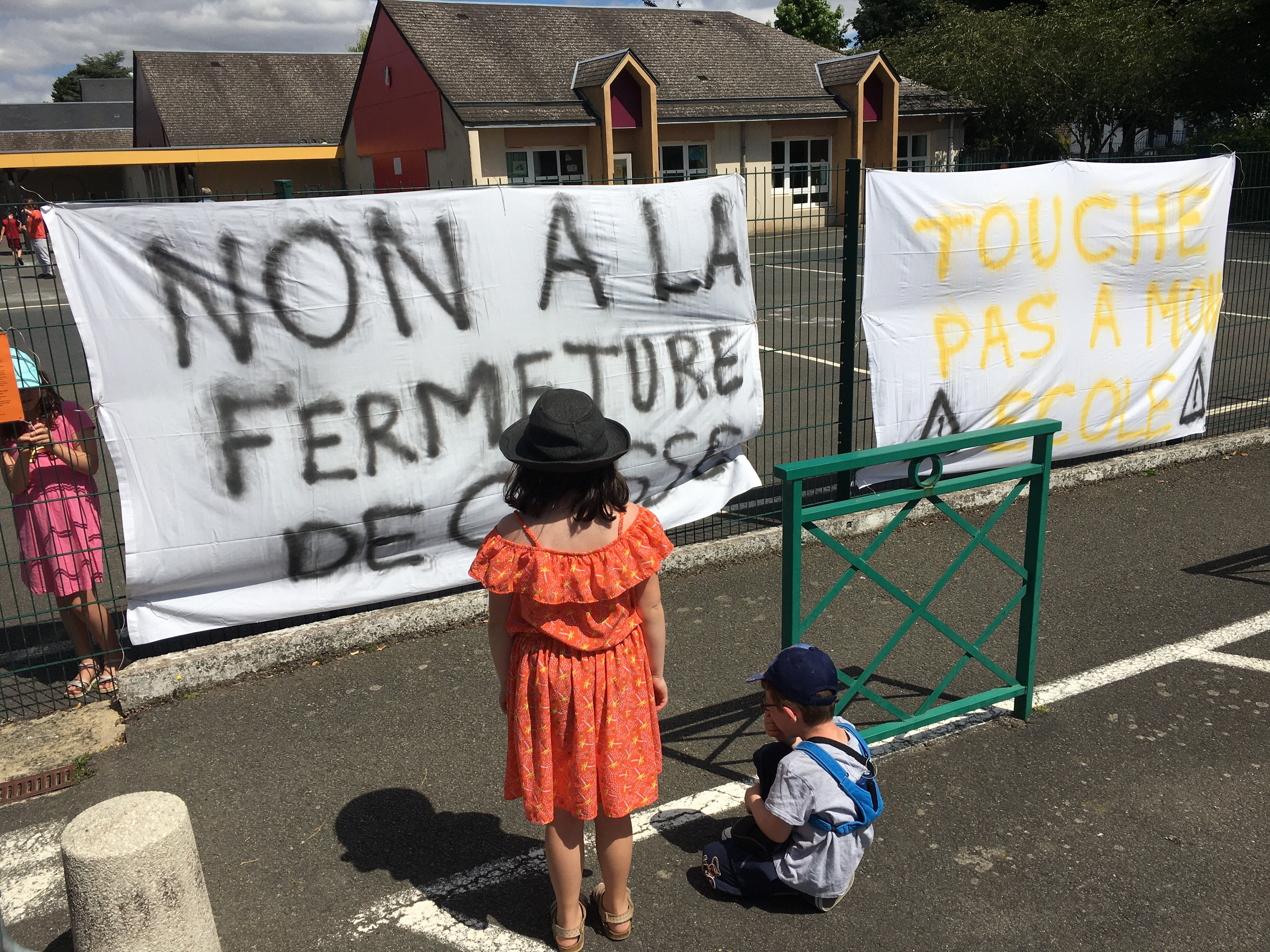 Banderoles contre la possible fermeture d’une classe de l’école primaire de Tourville-sur-Odon./LP/Esteban Pinel