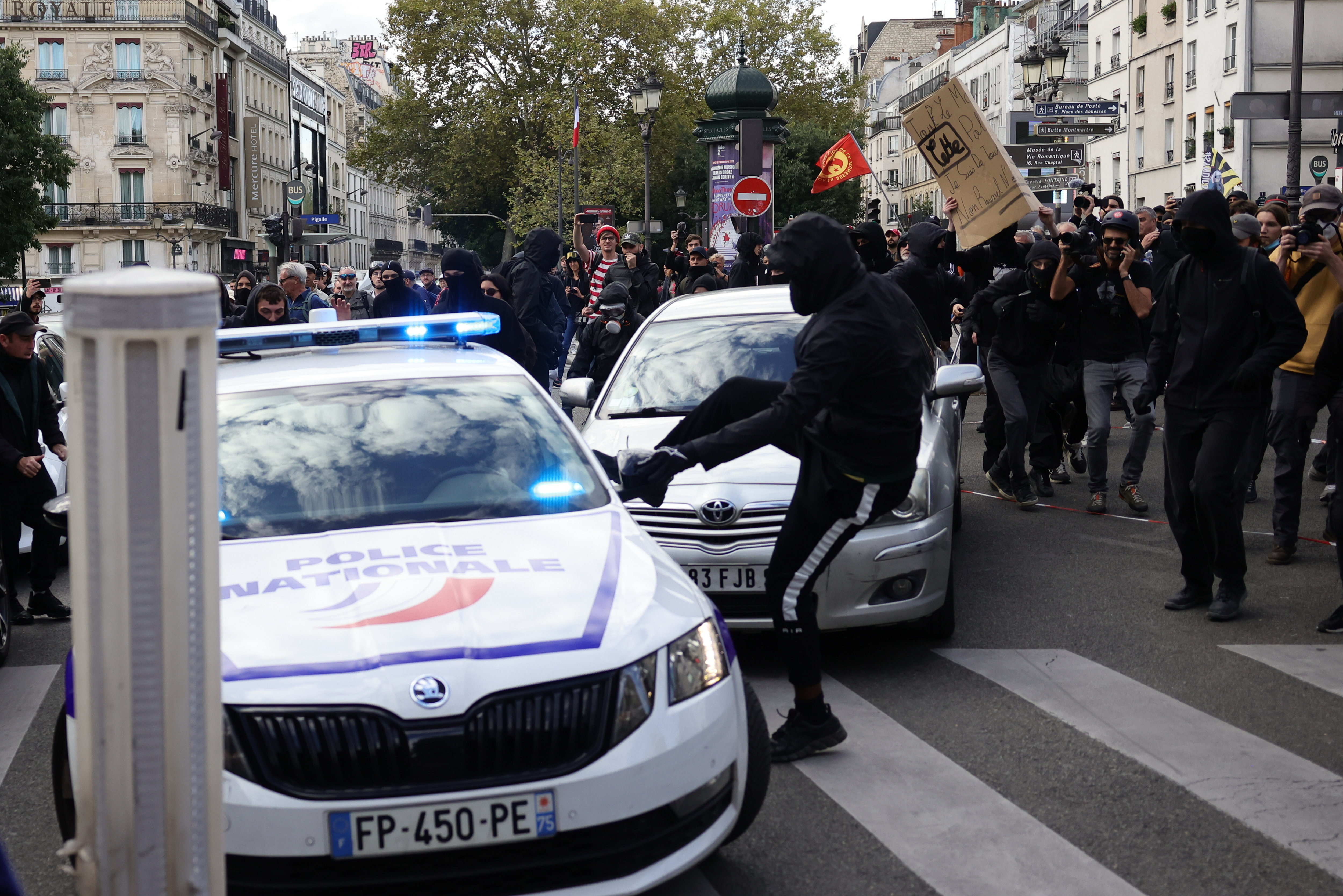 Attaque d'une voiture de police à Paris : un majeur et un mineur présentés  à la justice - Le Parisien