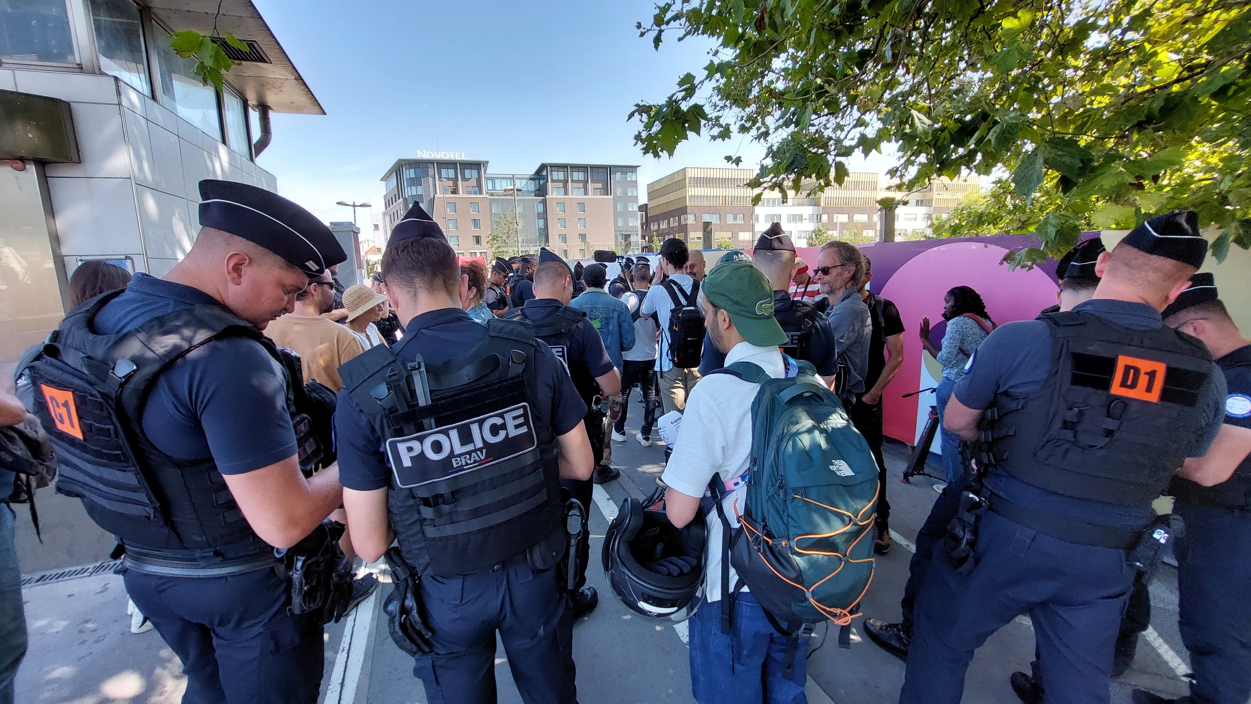 Saint-Denis (Seine-Saint-Denis), ce jeudi. Les militants du collectif Saccage 2024 ont été verbalisés et l'un d'entre eux interpellé alors qu'ils avaient convié les journalistes à une balade le long du canal Saint-Denis. LP/C.G.