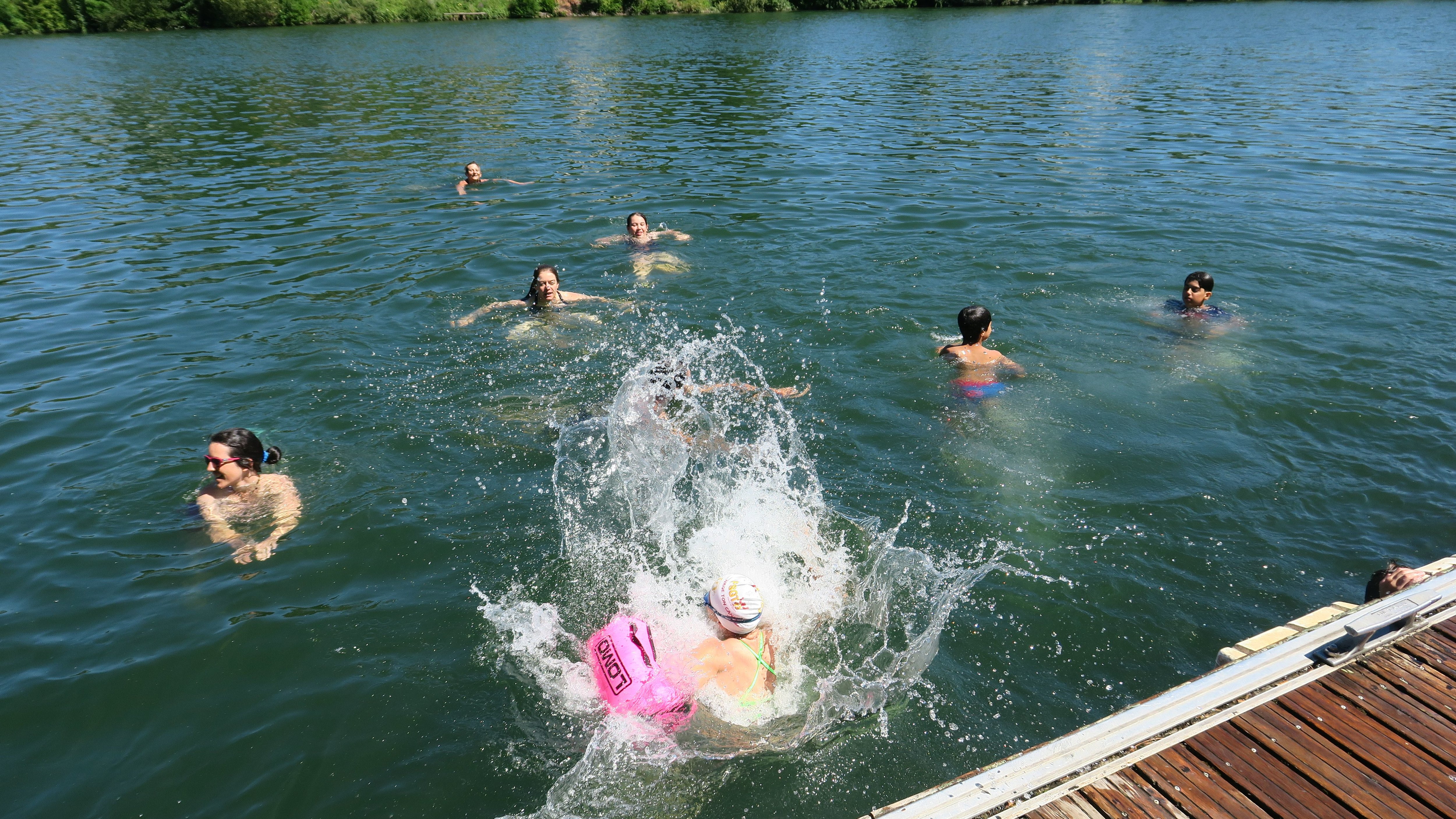 Corbeil-Essonnes, juillet 2022. Une douzaine de personnes sautent dans la Seine à Corbeil-Essonnes, à l'occasion du "Big jump", destiné à promouvoir les lieux de baignade naturels dans le fleuve. LP/Sébastien Morelli