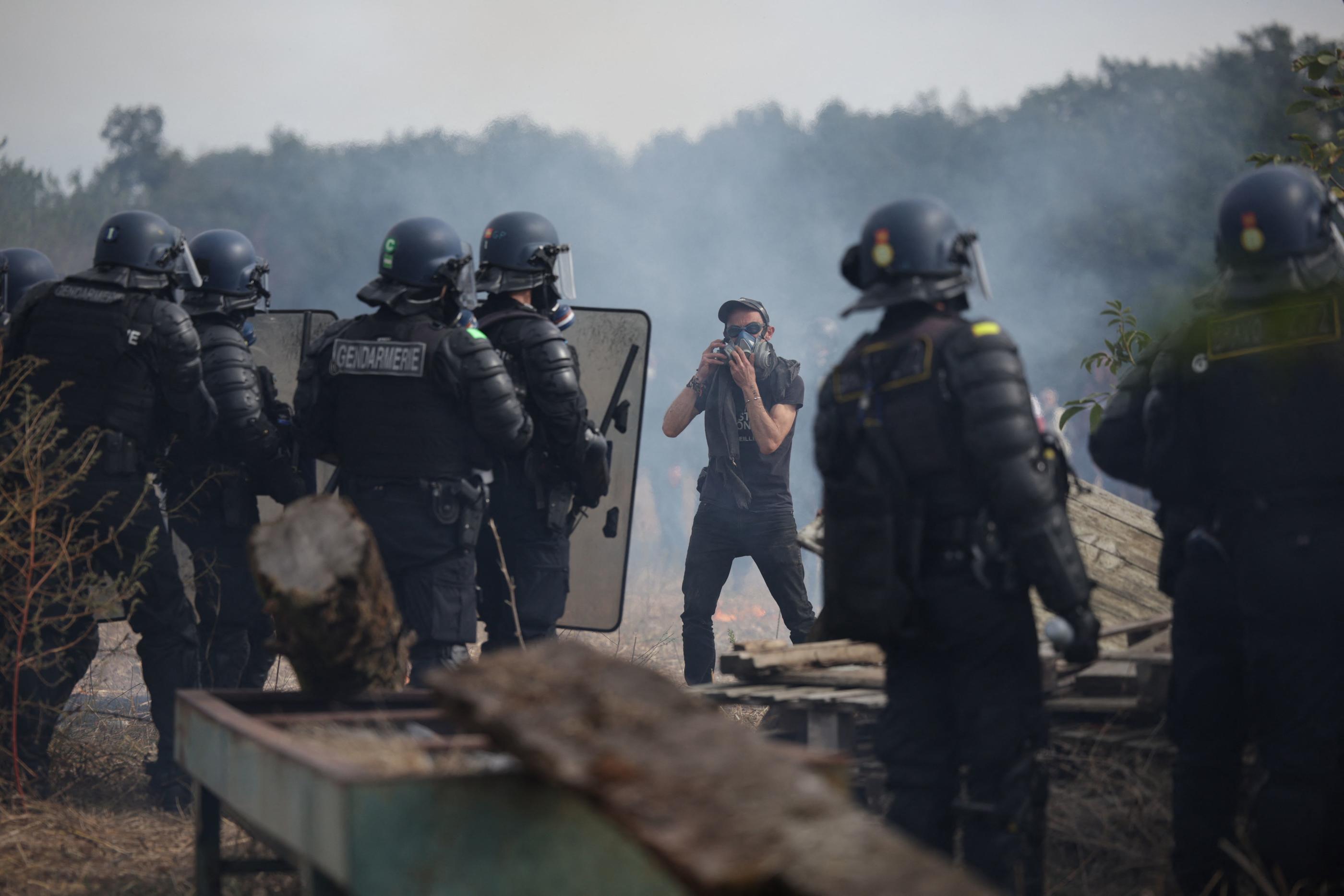 L’évacuation de la «CremZAD» n’a pas traîné ce dimanche, à grand renfort de grenades lacrymogènes et de désencerclement du côté des forces de l'ordre, de jets de pierres de l’autre. AFP/Valentine Chapuis