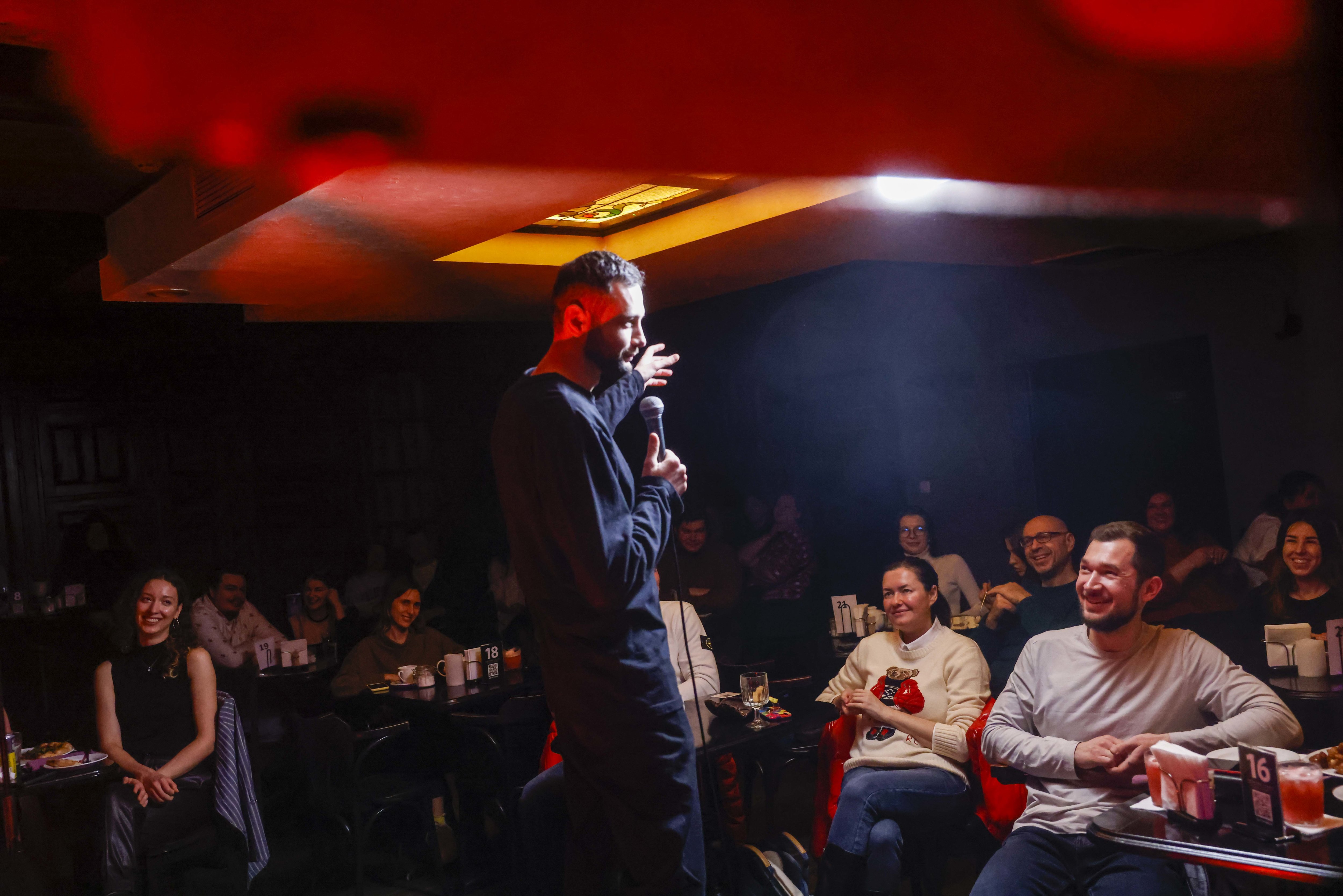 Ihor Nerivnyi lors d'un show à l'Underground Standup Club, à Kiev, le 3 février 2024. Comme la plupart des humoristes, il s'inspire de l'actualité du pays pour faire rire son public. LP / Olivier Corsan