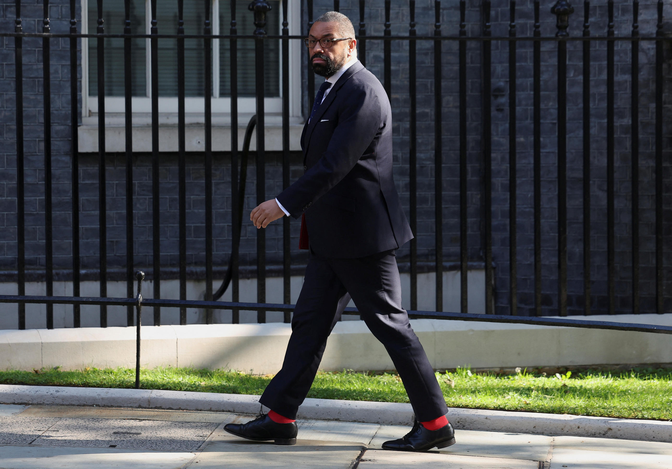 Londres, le 7 mai 2024. Le ministre de l'Intérieur britannique, James Cleverly, sortant de Downing Street. Reuters/Isabel Infantes