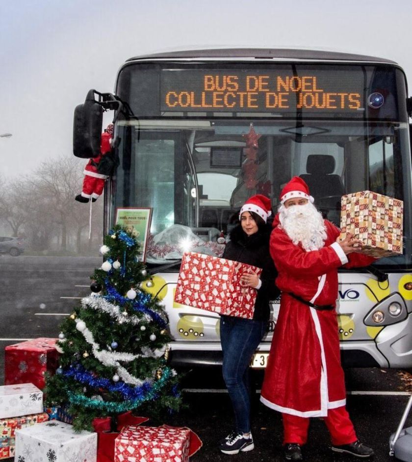 <b></b> La Stivo renouvelle cette année son opération « Noël pour tous ». Un bus est stationné dans ce but jusqu’à ce vendredi, entre 12 heures et 14 heures, sur le parking du centre commercial de l’Oseraie.