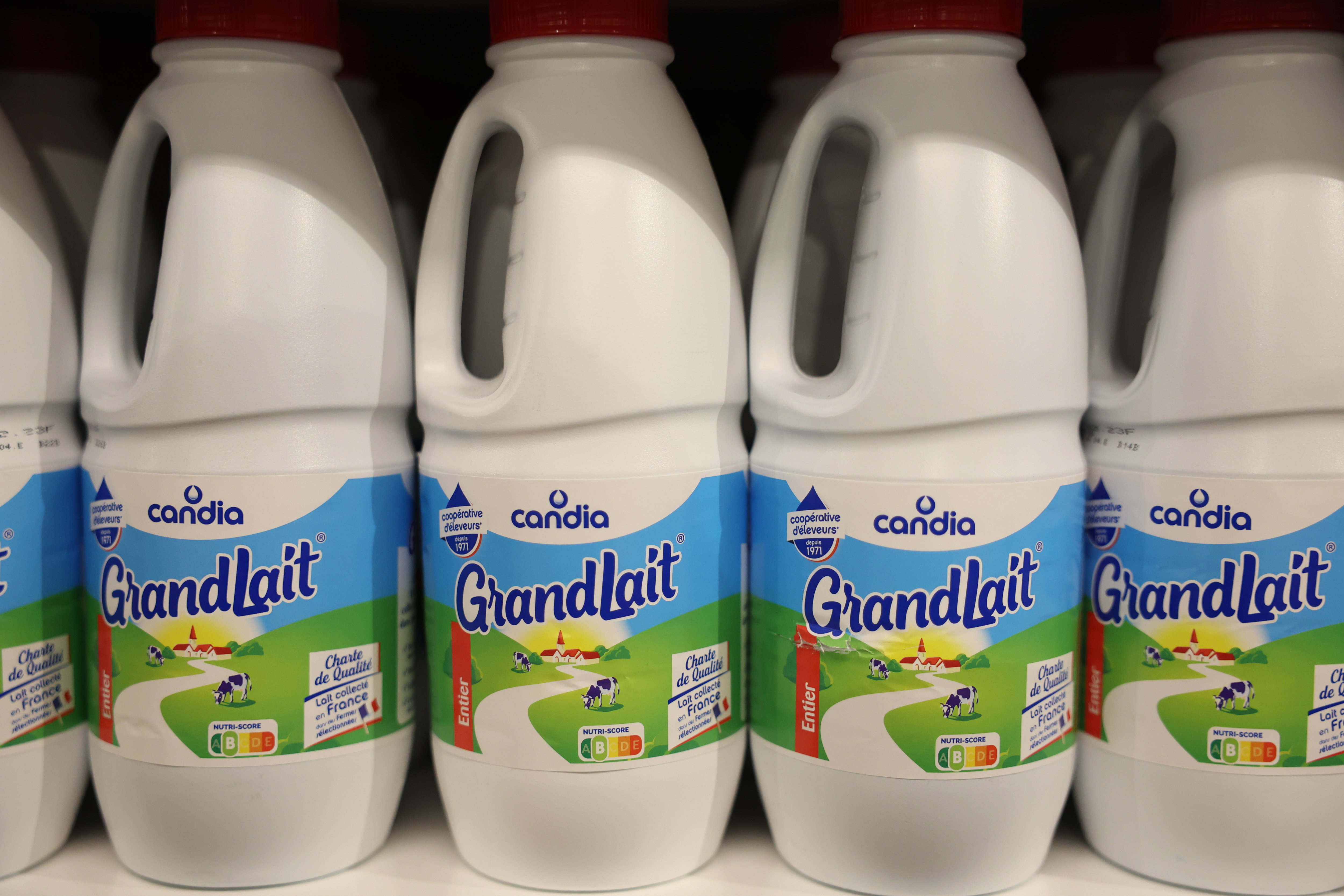 Altération du goût ou de l'odeur : des centaines bouteilles de lait  rappelées partout en France - Le Parisien