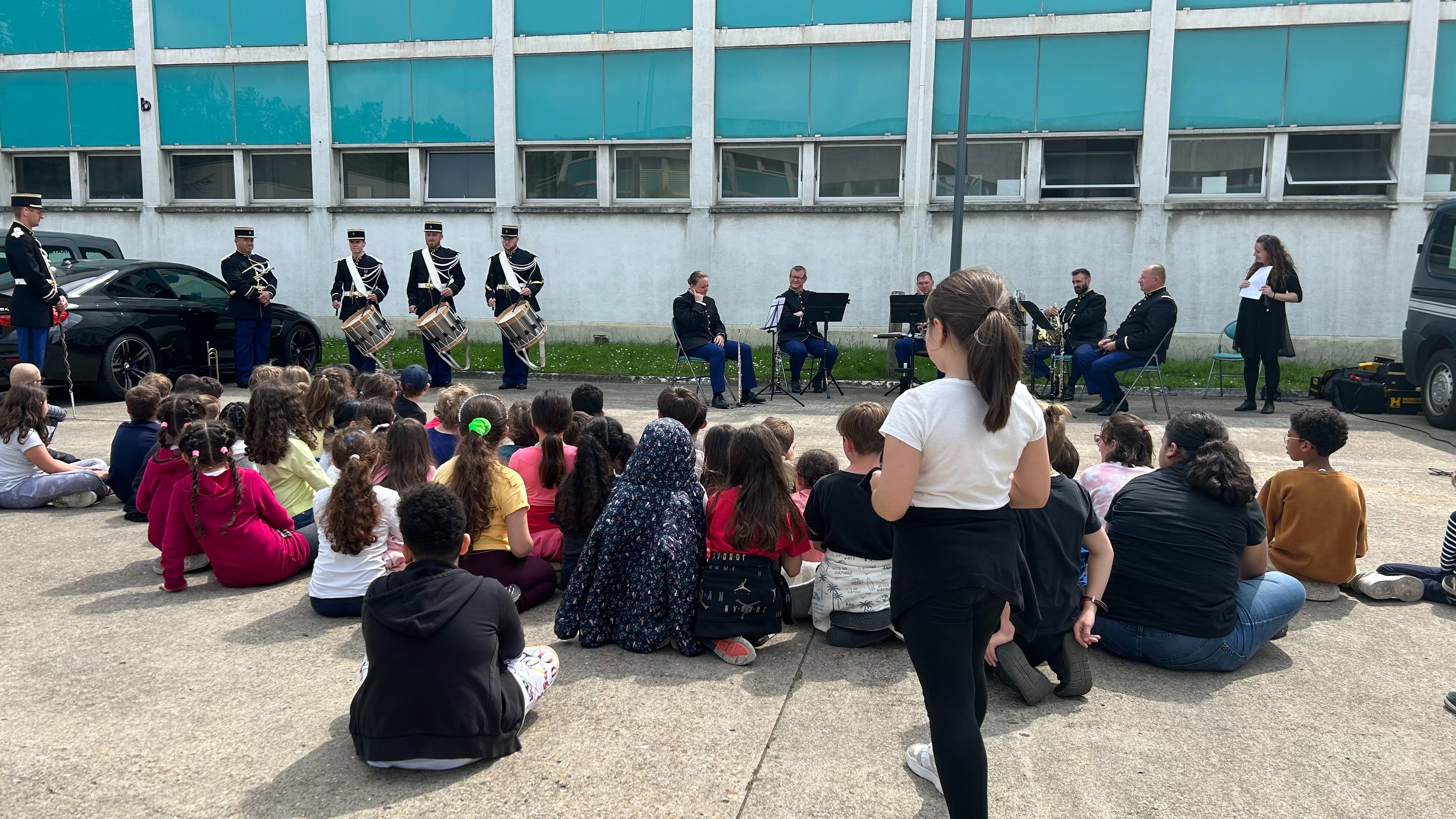 Maisons-Alfort, le 22 mai 2023. 65 élèves de l'école primaire Saint-Exupéry ont découvert le monde de la gendarmerie ce lundi, en finissant avec un concert privé de l'orchestre de la gendarmerie. LP/Zena Serhal