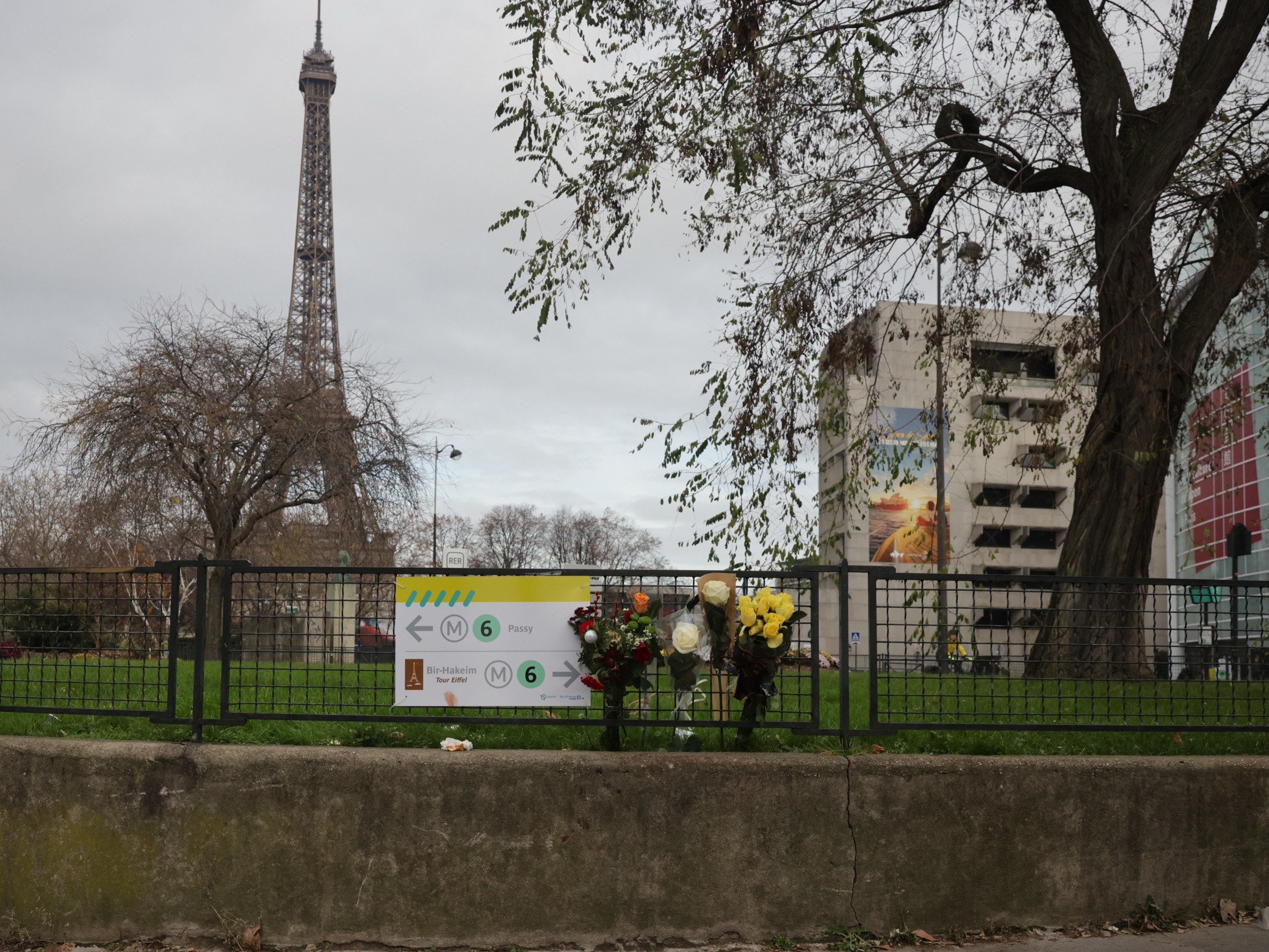 Des fleurs déposées près du lieu de l'attaque à Bir-Hakeim (Paris) qui a fait un mort et deux blessés samedi 2 décembre. LP/Philippe de Poulpiquet