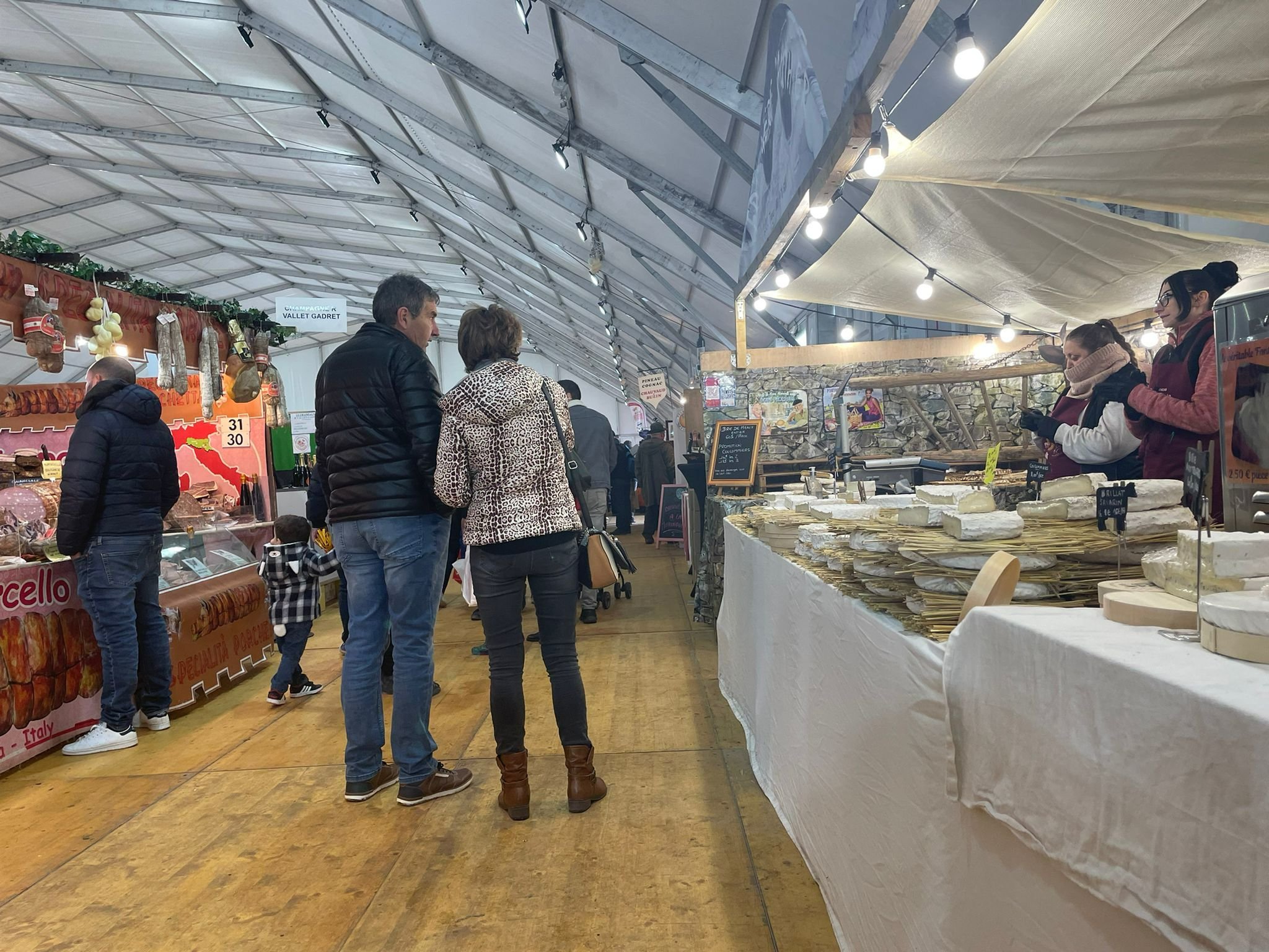 Coulommiers, le 10 avril 2022.  La 54e Foire aux fromages et aux vins de Coulommiers est un événement traditionnel dans la vie briarde. Cette année, une attention particulière a été portée sur la qualité et sur les prix. LP/Timothée Talbi