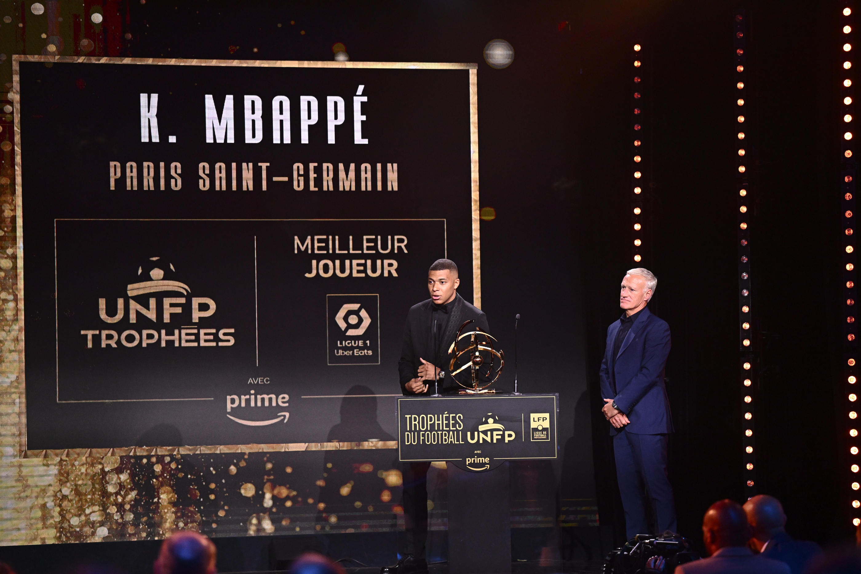 Kylian Mbappé aux côtés de Didier Deschamps lors des Trophées UNFP le 28 mai 2023. (Photo by Anthony Bibard/FEP/Icon Sport)