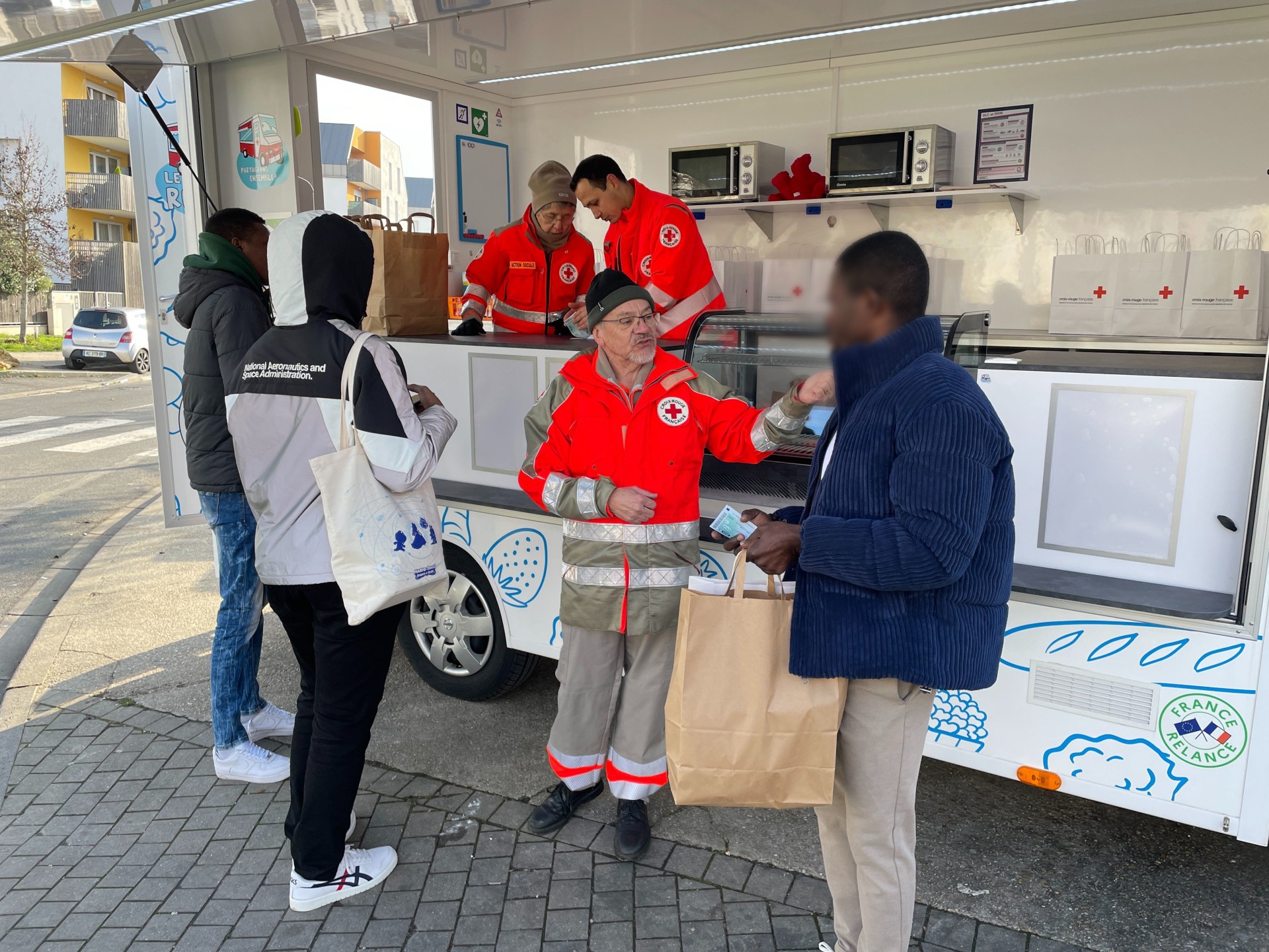 En 2023, 1 600 étudiants du Val-de-Marne ont bénéficié des distributions de colis alimentaires organisées par la Croix-Rouge au pied des résidences étudiantes. Elles pourraient être encore plus nécessaires cette année, alors que le coût de la vie à Créteil est encore plus élevé, selon le baromètre de l'Unef. DR