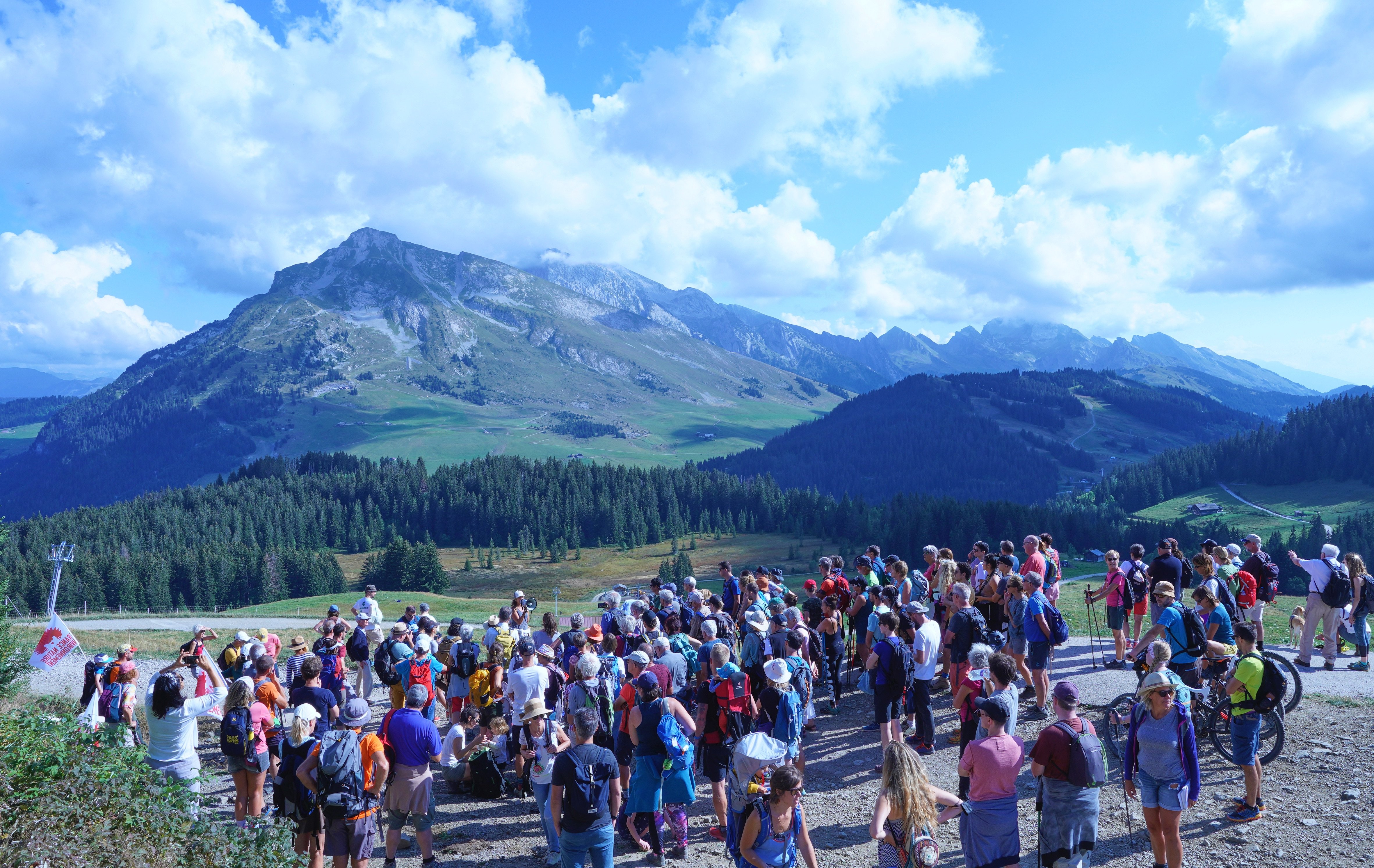 Une marche avait été organisée 12 septembre dernier contre le projet de retenue collinaire soutenu par la mairie de La Clusaz (Haute-Savoie) et qui se ferait au milieu de la forêt (au centre de la photo). DR