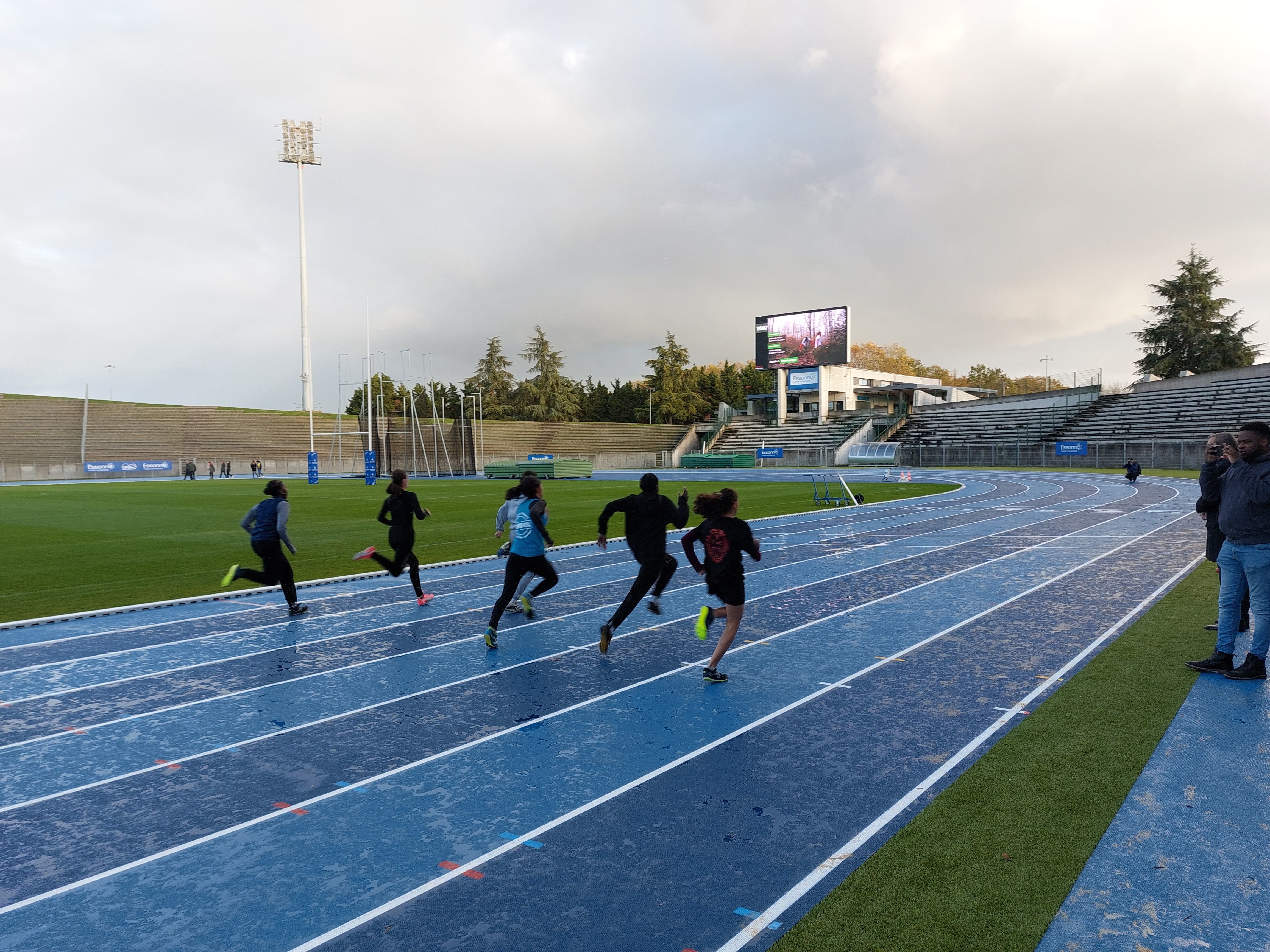 Bondoufle, le 23 novembre. La piste d'athlétisme du stade Robert-Bobin a été entièrement rénovée. Elle pourrait accueillir les athlètes à l'entraînement pendant les JO 2024. LP/C.Ch.