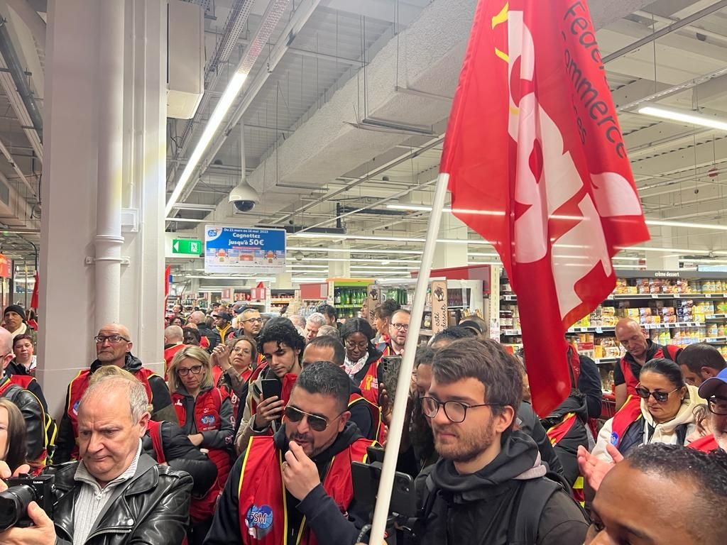 La Défense, 19 avril 2023. Des militants de la CGT ont envahi l'hypermarché Auchan des Quatre Temps qui est fermé depuis 11 heures. DR