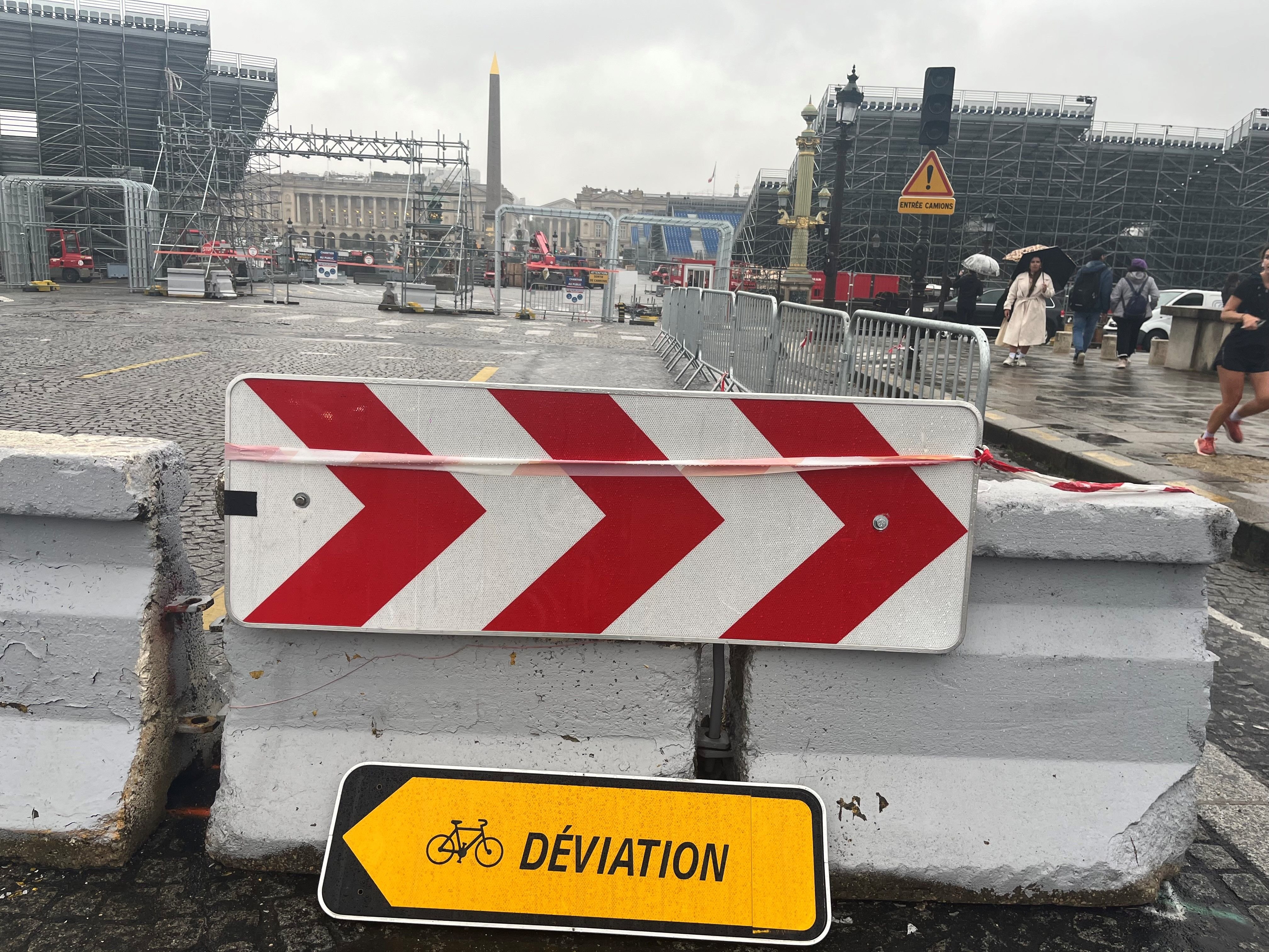 Pour contourner la place de la Concorde, les cyclistes et piétons doivent suivre des déviations pas toujours évidentes. LP/Elie Julien