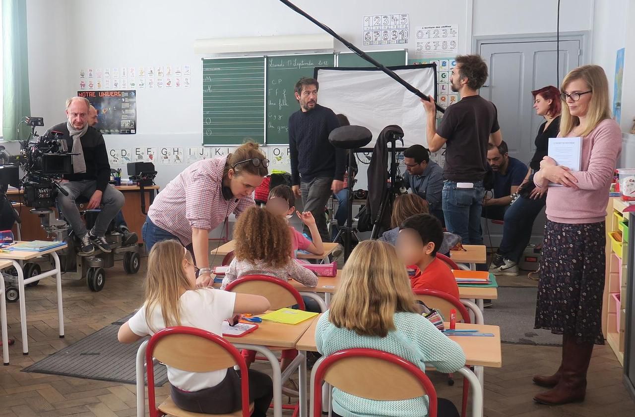 <b></b> Villeneuve-Saint-Denis, ce jeudi. La majorité des scènes sont tournées dans la mairie, transformée en école où Isabelle Carré (à droite) joue la maîtresse face à de jeunes enfants de 7 ou 8 ans.