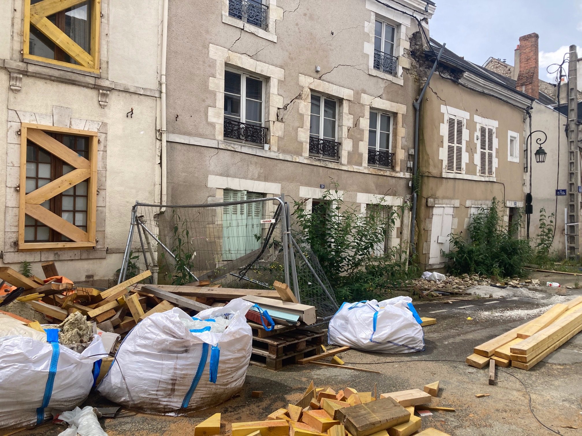 Ces trois immeubles dangereusement fissurés depuis plus deux ans et demi devraient être démolis cet été, ce qui permettra aux Orléanais de recommencer à circuler sur l'ensemble de la rue de Bourgogne./LP/Christine Berkovicius