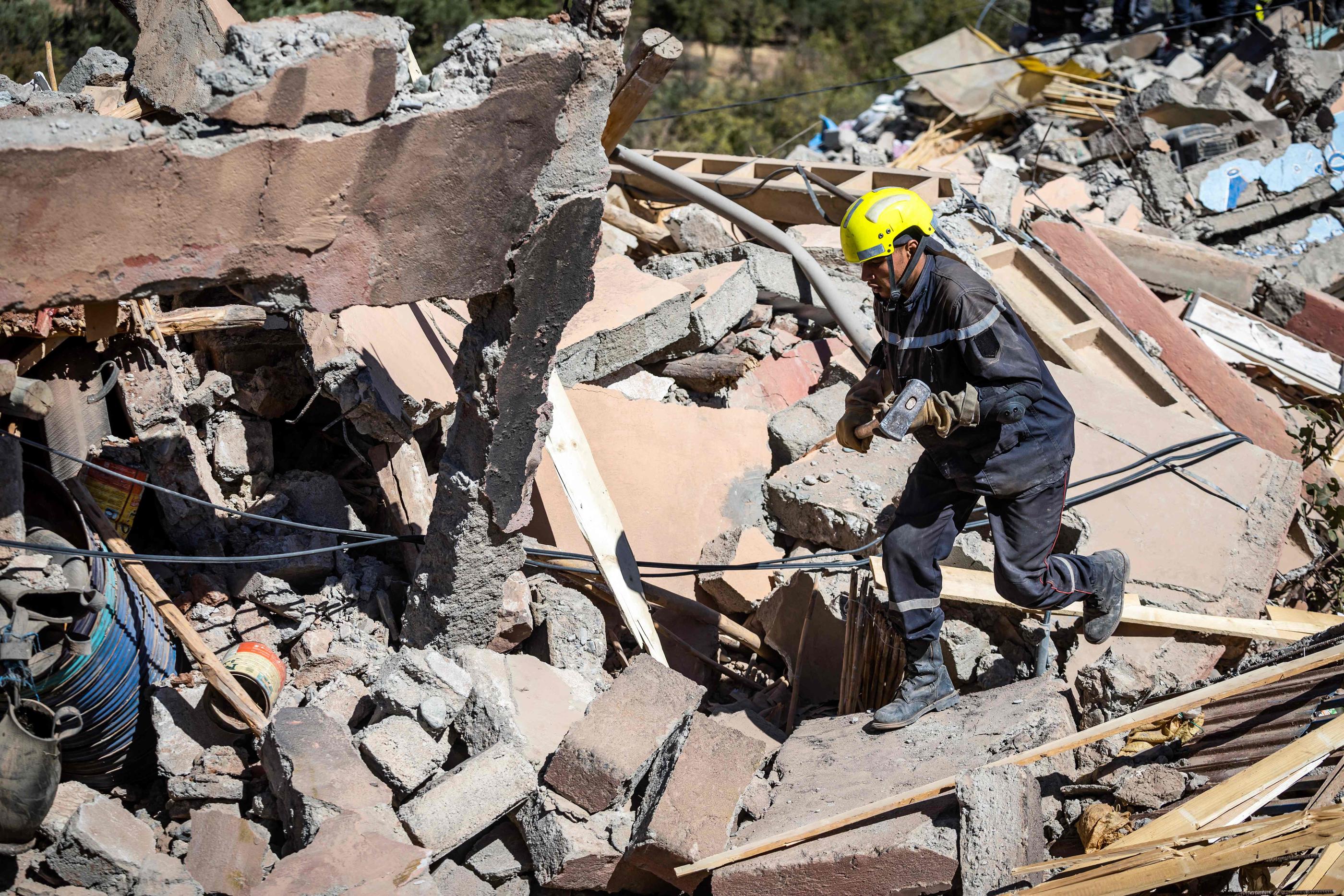 Un secouriste recherche des survivants dans les décombres des maisons endommagées par le séisme à Talat-n-Ya'qoub, dans la province marocaine d'Al-Haouz, le 11 septembre 2023. AFP/Fadel SENNA