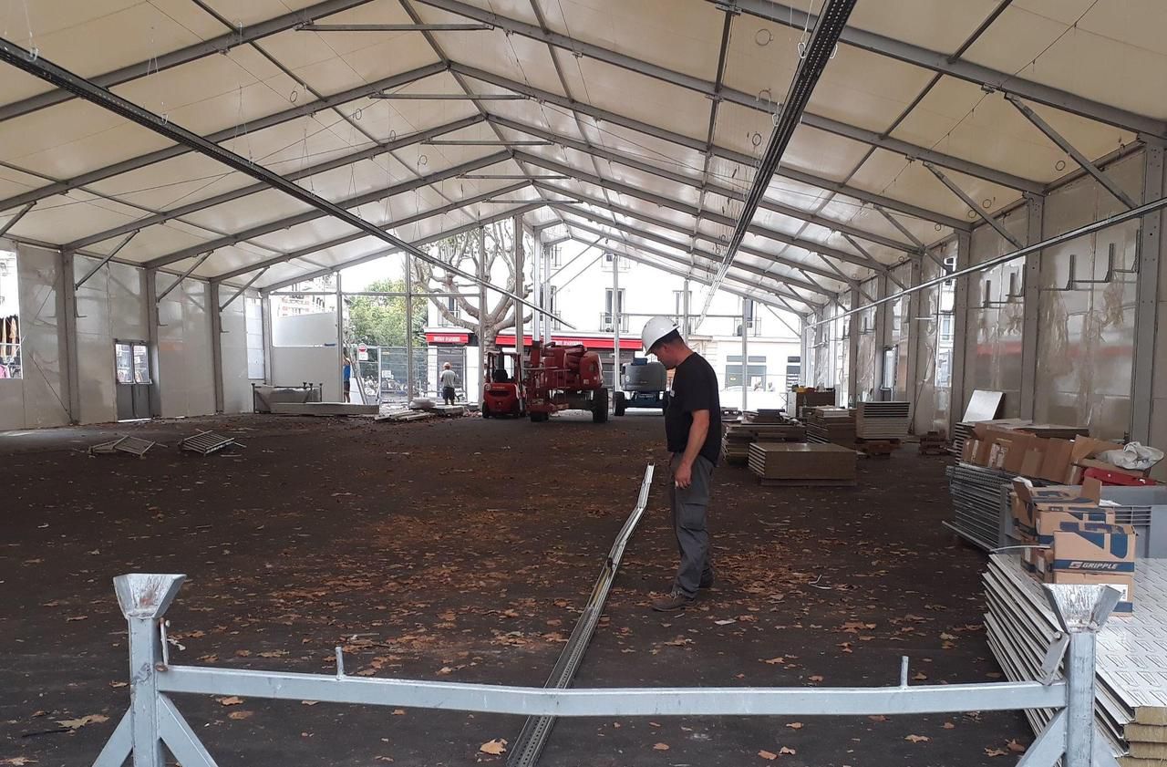 <b></b> Asnières, le 20 août. Les travaux pour l’installation de la halle provisoire du marché des Victoires ont débuté le 3 août et se poursuivront jusqu’à mi-septembre.