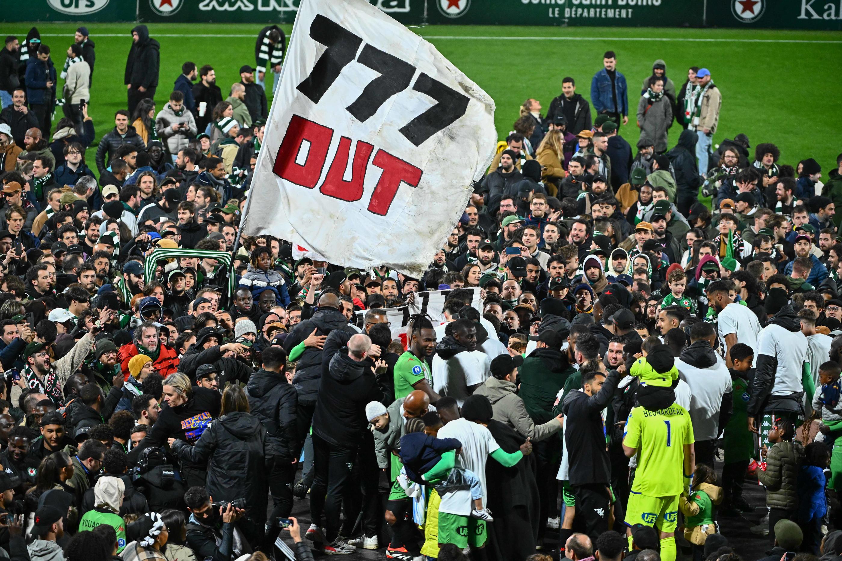 Le soir de l'accession en Ligue 2 du Red Star, des supporters du club audonien brandissent un drapeau "777 out". Icon Sport/Anthony Dibon
