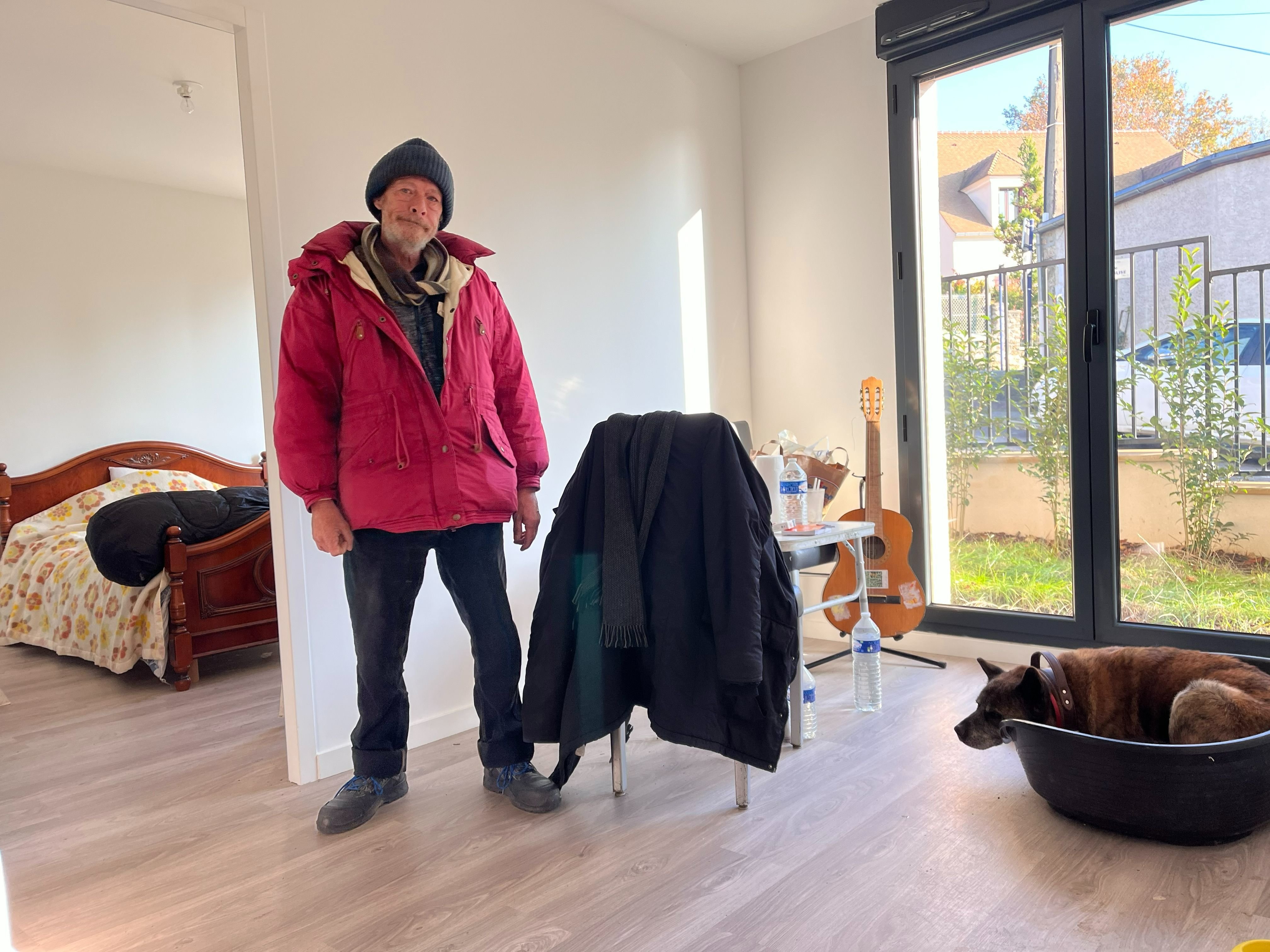 Épinay-sur-Orge (Essonne), mercredi 22 novembre. Depuis deux semaines, David et son chien Maxam vivent dans un appartement social de la ville. LP/Nolwenn Cosson